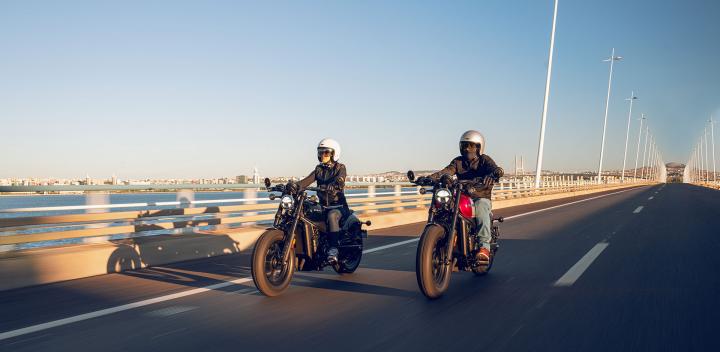 450SR ve NK modelleri 50 beygir gücü üretirken, yapılan açıklamalara göre 450 CL-C versiyonunun maksimum 40 beygir gücüne kadar düşürüldüğünü gösteriyor. Bu durum, maksimum güç yerine düşük ve orta devir torkuna odaklandığı anlamına geliyor. Ağırlık açısından baktığımızda yeni belgelere göre CFMoto' nun 181 kg olduğunu öğreniyoruz. Bunların yanı sıra TCS yani Traction kontrol de bulunuyor motosiklette. CFMoto CL-C 450' de ön tekerlekte 130/90, arka tekerlekte 150/80 lastikler bulunuyor. Bu motosiklette kullanılan ters çatal amörtisörler, kağıt üzerinde tüm rakiplerinde kullanılan düz çatal amörtisörlerden çok daha iyi bir süspansiyon sistemi sağlayacak gibi görünüyor ve ayrıca bu motorda rakiplerinin aksine arka tarafta da geleneksel çift amörtisör yerine arka monoşok kullanılmış. 450SR ve NK modelleri 50 beygir gücü üretirken, yapılan açıklamalara göre 450 CL-C versiyonunun maksimum 40 beygir gücüne kadar düşürüldüğünü gösteriyor. Bu durum, maksimum güç yerine düşük ve orta devir torkuna odaklandığı anlamına geliyor. Ağırlık açısından baktığımızda yeni belgelere göre CFMoto' nun 181 kg olduğunu öğreniyoruz. Bunların yanı sıra TCS yani Traction kontrol de bulunuyor motosiklette. CFMoto CL-C 450' de ön tekerlekte 130/90, arka tekerlekte 150/80 lastikler bulunuyor. Bu motosiklette kullanılan ters çatal amörtisörler, kağıt üzerinde tüm rakiplerinde kullanılan düz çatal amörtisörlerden çok daha iyi bir süspansiyon sistemi sağlayacak gibi görünüyor ve ayrıca bu motorda rakiplerinin aksine arka tarafta da geleneksel çift amörtisör yerine arka monoşok kullanılmış.