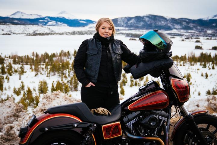 6-) Görünürlük: Kışın günler kısaldığı için, motosikletinizi daha görünür hale getirmek için yansıtıcı şeritler veya yansıtıcı giysiler eklemek iyi bir fikirdir.  7-) Kış Giysileri: Soğuk hava koşullarında sürerken sizi sıcak ve kuru tutacak uygun kış giysileri giyin. Su geçirmez kıyafetler, termal içlikler, su geçirmez eldivenler ve su geçirmez botlar gibi ekipmanlar soğuğa karşı koruma sağlar.