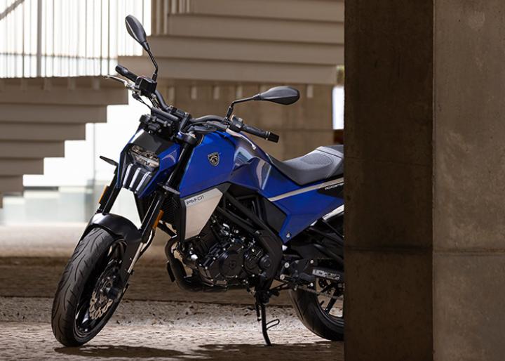 Tüp şeklindeki şasisinin kalbinde, 124.8 cc'lik 4 zamanlı tek silindirli elektronik enjeksiyonlu PM-01 125CC motor bloğu bulunuyor. Bu motor, 9.500 devir/dakikada 10.2 kW (14 bg) güç üreten ve 7.500 devir/dakikada 11 Nm tork sunan etkileyici bir performansa sahiptir. Bu canlı performansıyla, özellikle şehir içi yolculuklarınız için idealdir. Altı vitesli hafif ve hızlı vites değişiklikleri ile düşük yakıt tüketimi sunar.Güvenlik öncelikli bir konudur ve bu motosiklet hayal kırıklığına uğratmaz. Çift Kanallı ABS ve tam LED aydınlatma sistemi ile donatılmıştır, böylece zorlu koşullarda bile kontrolünüzü korursunuz. Ancak sadece güvenlik değil, konfor da çok önemlidir. Motosiklet, sınıfının en iyisi süspansiyon, bağlantı özellikleri ile renkli TFT gösterge paneli ve kullanışlı bir USB bağlantı noktası sunar. Tüp şeklindeki şasisinin kalbinde, 124.8 cc'lik 4 zamanlı tek silindirli elektronik enjeksiyonlu PM-01 125CC motor bloğu bulunuyor. Bu motor, 9.500 devir/dakikada 10.2 kW (14 bg) güç üreten ve 7.500 devir/dakikada 11 Nm tork sunan etkileyici bir performansa sahiptir. Bu canlı performansıyla, özellikle şehir içi yolculuklarınız için idealdir. Altı vitesli hafif ve hızlı vites değişiklikleri ile düşük yakıt tüketimi sunar.Güvenlik öncelikli bir konudur ve bu motosiklet hayal kırıklığına uğratmaz. Çift Kanallı ABS ve tam LED aydınlatma sistemi ile donatılmıştır, böylece zorlu koşullarda bile kontrolünüzü korursunuz. Ancak sadece güvenlik değil, konfor da çok önemlidir. Motosiklet, sınıfının en iyisi süspansiyon, bağlantı özellikleri ile renkli TFT gösterge paneli ve kullanışlı bir USB bağlantı noktası sunar.