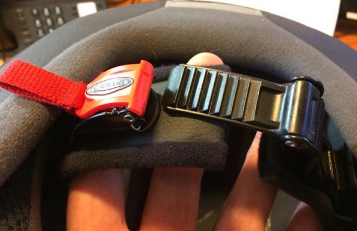 1-) Mikrometrik Ayarlı Bağlama Tipi: Motosiklet kasklarında kullanılan ve kaskın sıklığı veya darlığıyla ilgili hassas bir bağlama avantajı sunan Micrometric Adjustment olarak bilinen bağlama tipi en çok kullanılan bağlama tiplerinden biridir. 1-) Mikrometrik Ayarlı Bağlama Tipi: Motosiklet kasklarında kullanılan ve kaskın sıklığı veya darlığıyla ilgili hassas bir bağlama avantajı sunan Micrometric Adjustment olarak bilinen bağlama tipi en çok kullanılan bağlama tiplerinden biridir.