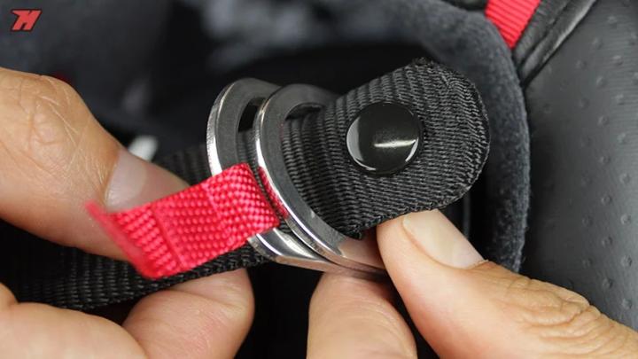 2-) Çift Halkalı Bağlama Tipi: Motosiklet kasklarında kullanılan en güvenilir bağlama tipi Double D Ring olarak bilinen fotoğraftaki bağlama tipidir. 2-) Çift Halkalı Bağlama Tipi: Motosiklet kasklarında kullanılan en güvenilir bağlama tipi Double D Ring olarak bilinen fotoğraftaki bağlama tipidir.