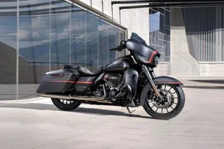 2) Harley Davidson CVO Street Glide:  Güç: 115hp Tork: 183nm Ağırlık: 380kg Silindir/Subap: 4 Silindir, 16 Subaplı