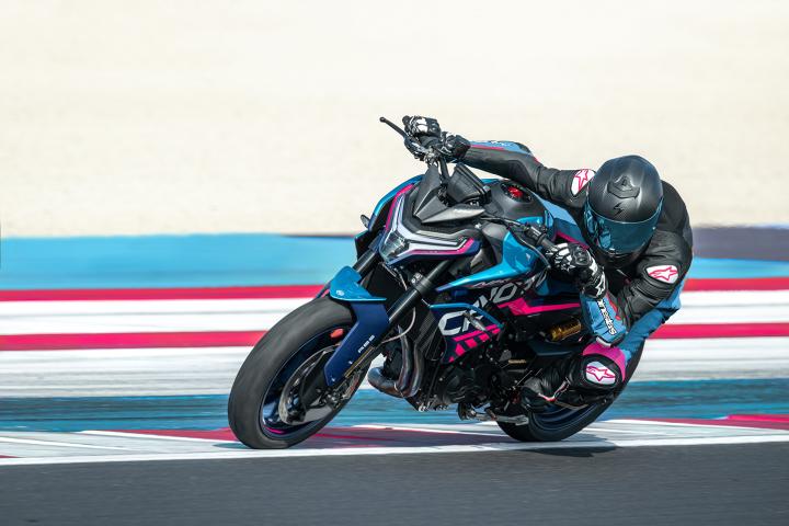 NK serisinin en güçlü çıplak motosikleti, CFMOTO'nun MotoGP™'nin bir parçası olarak Moto3™ yarış projesinin arkasındaki hırs ve öz ile doldurulmuştur. 800NK GP, spor sürüş pozisyonu ve yarış takımını destekleyen aynı tedarikçilerden gelen elit teknik özelliklerle pisti vurmak için hazır. Lastiklerden frenlere, yüksek kaliteli ayarlanabilir süspansiyonlardan kaydırma egzozuna, yükseltilmiş ayak dayaklarından alçaltılmış gidona, CNC işlenmiş parçalardan çatal ve salıncak korumalarına ve tek koltuk konfigürasyonuna kadar her şey NK GP üzerinde yarış odaklıdır ve yalnızca Moto3™ temalı özel livery değil, aynı zamanda yarış pistine Edge keserek getirir. NK serisinin en güçlü çıplak motosikleti, CFMOTO'nun MotoGP™'nin bir parçası olarak Moto3™ yarış projesinin arkasındaki hırs ve öz ile doldurulmuştur. 800NK GP, spor sürüş pozisyonu ve yarış takımını destekleyen aynı tedarikçilerden gelen elit teknik özelliklerle pisti vurmak için hazır. Lastiklerden frenlere, yüksek kaliteli ayarlanabilir süspansiyonlardan kaydırma egzozuna, yükseltilmiş ayak dayaklarından alçaltılmış gidona, CNC işlenmiş parçalardan çatal ve salıncak korumalarına ve tek koltuk konfigürasyonuna kadar her şey NK GP üzerinde yarış odaklıdır ve yalnızca Moto3™ temalı özel livery değil, aynı zamanda yarış pistine Edge keserek getirir.