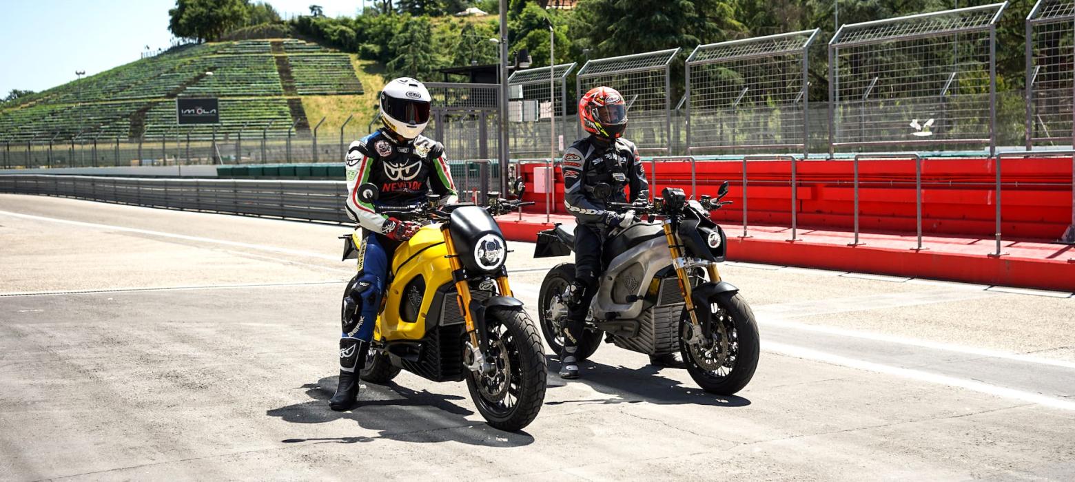 Italian Volt'un yeni elektrikli streetfighter'ı Lacama, Hyperlight ve Hypersport olmak üzere iki farklı varyantla geliyor. Tek kişilikten çift kişiliğe geçiş yapabilen değiştirilebilir gövde sistemine sahip olan Lacama'nın şasisi, tek bir alüminyum dökümden oluşuyor. Hypersport versiyonu 150 hp güç ve 230 Nm tork sunarken, Hyperlight varyantı 82 hp ve 170 Nm tork elde ediyor. Dört farklı sürüş modu ve enerji geri kazanım seviyeleri ile donatılmış olan Lacama'nın şarj işlemi, onboard şarj cihazı ve Type2-Schuko kablosu ile kullanıcı dostu bir deneyim sunuyor. Ayrıca, 45 dakikada şarj olabilen FAST CCS şarj sistemi de mevcut, şarj hızı ise renkli 5