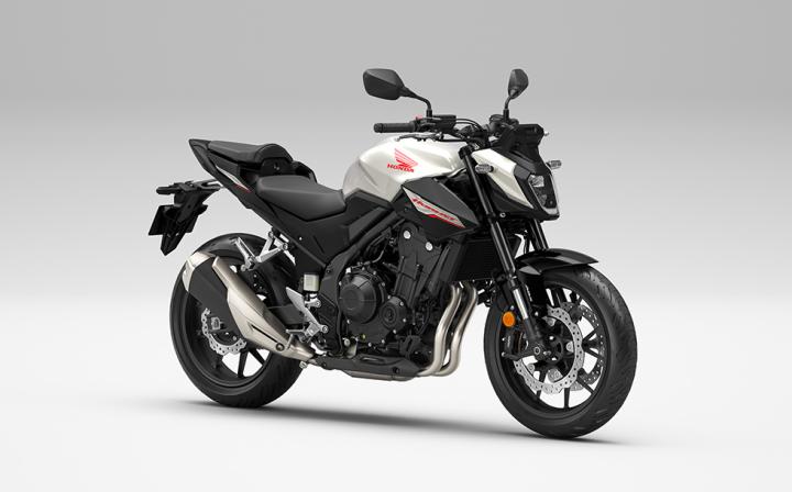 Hornet ailesi, Honda'nın 24YM serisinde yeni bir üçüncü üyeye sahip olacak: CB500 Hornet, iki büyük kardeşinden ilham alan yeni, agresif stil ve ikonik Hornet adına yakışan aerodinamik performans getiriyor.  CB500 Hornet'in kaplaması, havayı üst yakıt deposu alanına yönlendiren far yan kanallarını içerir ve olağanüstü kullanım çevikliğiyle doğrusal direksiyon hissine katkıda bulunur. Yeni bir LED, daha fazla görünürlük için ışığını daha geniş bir şekilde yayar.  471cc motorun gücü ve torku, 35kW ve 43Nm'de maksimum A2 lisans gereksinimlerini karşılarken güncellenen yakıt enjeksiyon ayarları alçaktan hızlanma hissini iyileştirir ve CB500 Hornet artık daha fazla gönül rahatlığı için HSTC özelliğine sahiptir.  Yüksek kaliteli şasi özellikleri arasında 41 mm Showa SFF-BP USD çatallar, Showa arka amortisör ve önde dört pistonlu kaliperli çift disk bulunurken, yeni 5 inç TFT ekran Honda RoadSync akıllı telefon bağlantısı sunuyor.