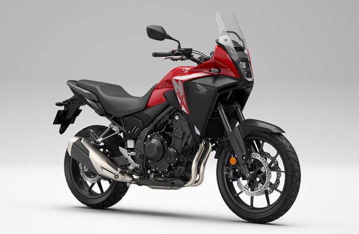 İkonik 'NX' tanımı, yeni NX500 biçiminde Honda'nın ürün gamına geri dönüyor.  ' Yeni X-over' anlamına gelen NX500, dolambaçlı yollardan çakıl patikalara veya uzun mesafeli maceralara kadar her şeyin keyfini çıkarmak için tasarlandı. Mevcut CB500X'in popülaritesini temel alan yeni stil ve bir dizi teknik özellik ve performans yükseltmesi sunuyor.  Boş ağırlığın 3 kilogramın (1,5 kg'ı yeni hafif 5 kollu dökme alüminyum jantlardan geliyor) 196 kg'a düşürülmesi, Showa 41 mm Ayrı Fonksiyonlu Çatal Büyük Piston (SFF) için revize edilen yay oranı ve sönümleme sayesinde yol tutuş dinamikleri ve his iyileştirildi. -BP) ters çatallar ve yeni yakıt enjeksiyon ayarları sayesinde daha keskin hızlanma.  Diğer spesifikasyon yükseltmeleri yeni 5 inçlik TFT ekran, Honda RoadSync akıllı telefon bağlantısı ve HSTC şeklinde geliyor. Yeni bir farın önderlik ettiği stil tamamen yenilendi; önden arkaya yeni plastikler, kompakt macera tarzı kullanılabilirliği etkileyici bir siluet ve formun sağlamlığıyla birleştiriyor. 