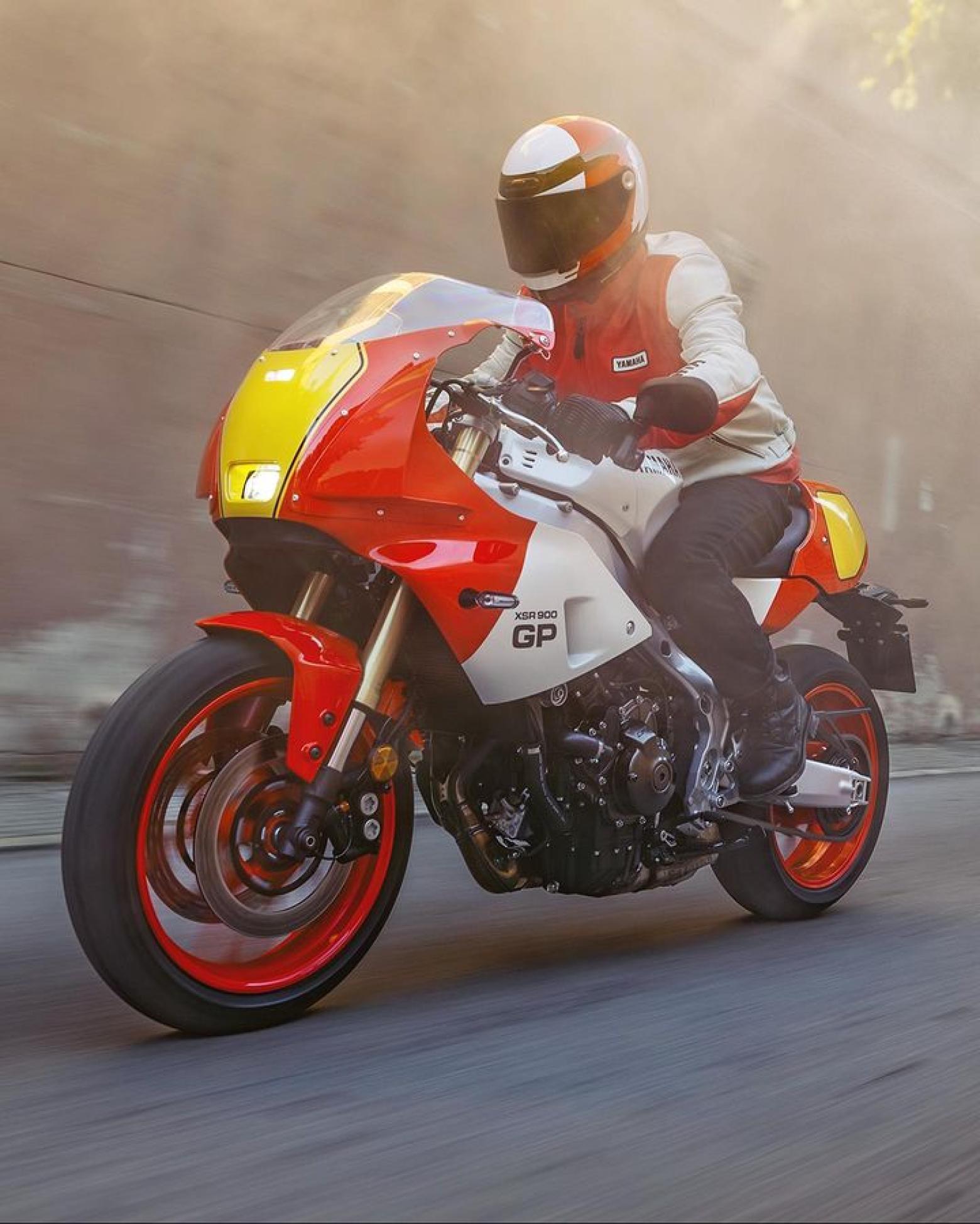 Eicma Fuarında Tanıtılan Yeni Yamaha XSR900 GP: 80'ler ve 90'ların Grand Prix Ruhunu Yaşatıyor! Eicma Fuarı'nda tanıtılan Yamaha XSR900 GP, 80'ler ve 90'ların grand prix yarışlarını anımsatan özel tasarımı ve teknolojik detaylarıyla dikkat çekiyor. Deltabox tarzı şasi ve yeniden tasarlanmış özellikler, sürücülere arttırılmış sağlamlık ve keyifli bir sürüş deneyimi sunuyor. Alt karenaj ve Akrapovic egzoz gibi yarış detaylarıyla yzr500 hayranlarını memnun eden bu motosiklet, Goodwood'da tanıtılan XSR900 DB40 prototipiyle geçmişiyle de buluşuyor. Yamaha XSR900 GP, teknoloji ve estetiği birleştirerek motosiklet tutkunları için unutulmaz bir deneyim vadediyor.