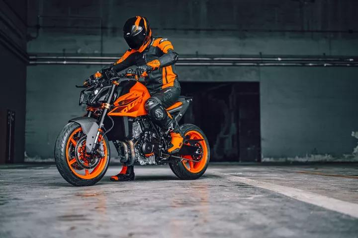 KTM'nin yeni 990 Duke modeli, 947cc LC8c paralel ikiz motora sahip; 123 beygir gücü ve 76.0 lb-ft tork üretiyor. Çelik trellis şasi ve özelleştirilmiş süspansiyonlar, sportif sürüş için tasarlanmış. 5 inçlik TFT ekran, LED ışıklar ve çeşitli sürüş modlarıyla donatılmış. Model, önceki Dukelerden daha büyük ve agresif bir görünüme sahip. KTM'nin yeni 990 Duke modeli, 947cc LC8c paralel ikiz motora sahip; 123 beygir gücü ve 76.0 lb-ft tork üretiyor. Çelik trellis şasi ve özelleştirilmiş süspansiyonlar, sportif sürüş için tasarlanmış. 5 inçlik TFT ekran, LED ışıklar ve çeşitli sürüş modlarıyla donatılmış. Model, önceki Dukelerden daha büyük ve agresif bir görünüme sahip.