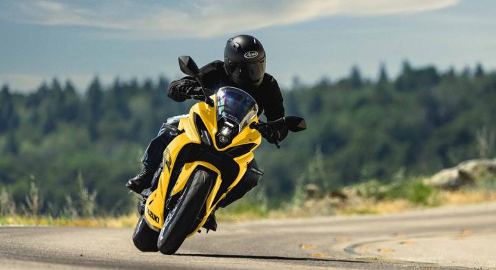 Suzuki, sürüş pozisyonunun "spor bir sürüş deneyimi sunarken aynı zamanda konfor sağladığını" iddia ediyor. Kaporta ve rüzgar korumasının avantajıyla, muhtemelen GSX-8R ile seyahat etmekten pişman olmadan tura çıkabilirsiniz. Suzuki, sürüş pozisyonunun "spor bir sürüş deneyimi sunarken aynı zamanda konfor sağladığını" iddia ediyor. Kaporta ve rüzgar korumasının avantajıyla, muhtemelen GSX-8R ile seyahat etmekten pişman olmadan tura çıkabilirsiniz.