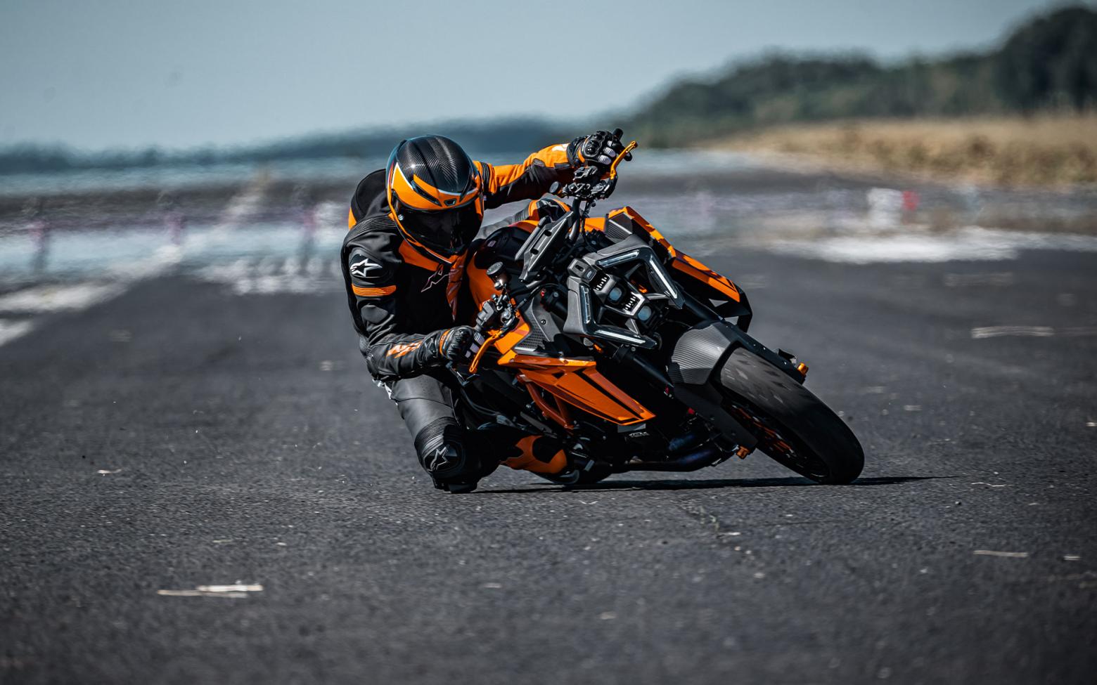 2024 KTM 1390 Super Duke R Evo Detaylı İnceleme ve Özellikleri | KTM 1290 Arasındaki Farklar KTM'nin 2024 Super Duke R Evo'sunun özeti: Yeni model, 1,350cc motoruyla önceki versiyona göre 11 beygirlik artışla 188 hp güç üretiyor. Bu artış, yeni bir kam-değiştirme sistemi ve çeşitli motor revizyonlarıyla elde edilmiş. Süspansiyonunda iyileştirmeler yapılmış ve elektronik olarak ayarlanabilir WP süspansiyonu sunuyor. Tasarımı daha keskin hatlara sahip ve bazı bileşenlerde güncellemeler yapılmış. Fiyatı 21,499 dolar olarak belirlenen bu model, performans odaklı ve yenilenmiş özellikleriyle dikkat çekiyor.