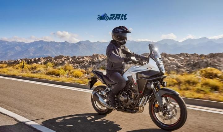 Gelelim can alıcı noktası olan fiyatına. Yaptığımız bazı hesaplamalara göre, bu motosiklet bugün piyasaya sürülmüş olsaydı yaklaşık olarak 360 bin TL gibi bir fiyat etiketiyle satışa sunulurdu. Eğer Honda bu motosikletini bu fiyat bandında piyasaya sürecek olursa; adventure motosiklet kategorisinde çoğu marka fiyatları aşağı çekmek zorunda kalabilir ve gerçekten ses getirebilir. Ancak hayaller ve hayatlar diyecek gibi duruyoruz yine. Ama yine de biliyoruz bazı Honda yetkilileri bu yazımızı görecektir ve dikkate almalarını isteriz. Sürümden kazanın canım nolacak :) Gelelim can alıcı noktası olan fiyatına. Yaptığımız bazı hesaplamalara göre, bu motosiklet bugün piyasaya sürülmüş olsaydı yaklaşık olarak 360 bin TL gibi bir fiyat etiketiyle satışa sunulurdu. Eğer Honda bu motosikletini bu fiyat bandında piyasaya sürecek olursa; adventure motosiklet kategorisinde çoğu marka fiyatları aşağı çekmek zorunda kalabilir ve gerçekten ses getirebilir. Ancak hayaller ve hayatlar diyecek gibi duruyoruz yine. Ama yine de biliyoruz bazı Honda yetkilileri bu yazımızı görecektir ve dikkate almalarını isteriz. Sürümden kazanın canım nolacak :)