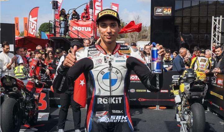 Yarışın ardından konuşan Razgatlıoğlu, "Gerçekten çok mutluyum. Çünkü bu sefer şansımın olup olmayacağından emin değildim. 10. virajda bir hata yaptım, kontrolü kaybettim. Ancak bu durumu avantaja çevirmeyi başardım, son viraja kadar takipte kaldım. Son virajda atak yapabilecek kadar yaklaşmıştım. 2. vitesle son viraja girip hattı daralttım ve plan mükemmel çalıştı. Hızlanma da beklediğimden kötü değildi ve tekrar kazandım. Aslında çok da şaşırmadım. Son virajı hep gözümde canlandırıyordum ve bunu başardım. Kendimi şaşırtmadım. Takıma inanılmaz bir teşekkür borçluyum, harika bir iş çıkardılar. Bir sonraki yarışta da zafer için mücadele edeceğiz." şeklinde konuştu.