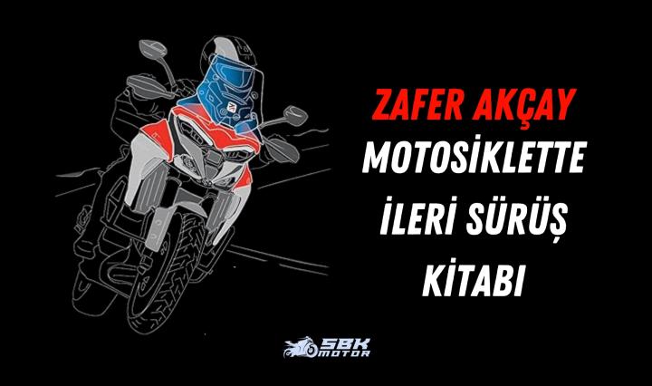 Motosiklet İleri ve Güvenli Sürüş" kitabı, motosiklet sürücülerine geniş kapsamlı bilgiler sunan bir kaynaktır. Kitap, motosiklet kullanıcılarına başlangıç seviyesinden ileri düzeye kadar çeşitli konuları kapsamaktadır. Güvenli sürüş tekniklerinden tutun da ileri sürüş stratejilerine kadar birçok önemli konuya değinmektedir. Özellikle motosiklet sürücülerinin her seviyedeki ihtiyaçlarını karşılamak için tasarlanmıştır. Kitabın önsözü Sinan Canan tarafından yazılmıştır ve tümüyle geri dönüşümlü malzemelerden üretilmiştir, doğaya zarar vermemektedir. Motosiklet sürücülerinin başucu kitabı olma niteliği taşır ve hem yeni başlayanlar hem de deneyimli sürücüler için faydalı bir bilgi kaynağıdır. Motosiklet İleri ve Güvenli Sürüş" kitabı, motosiklet sürücülerine geniş kapsamlı bilgiler sunan bir kaynaktır. Kitap, motosiklet kullanıcılarına başlangıç seviyesinden ileri düzeye kadar çeşitli konuları kapsamaktadır. Güvenli sürüş tekniklerinden tutun da ileri sürüş stratejilerine kadar birçok önemli konuya değinmektedir. Özellikle motosiklet sürücülerinin her seviyedeki ihtiyaçlarını karşılamak için tasarlanmıştır. Kitabın önsözü Sinan Canan tarafından yazılmıştır ve tümüyle geri dönüşümlü malzemelerden üretilmiştir, doğaya zarar vermemektedir. Motosiklet sürücülerinin başucu kitabı olma niteliği taşır ve hem yeni başlayanlar hem de deneyimli sürücüler için faydalı bir bilgi kaynağıdır.