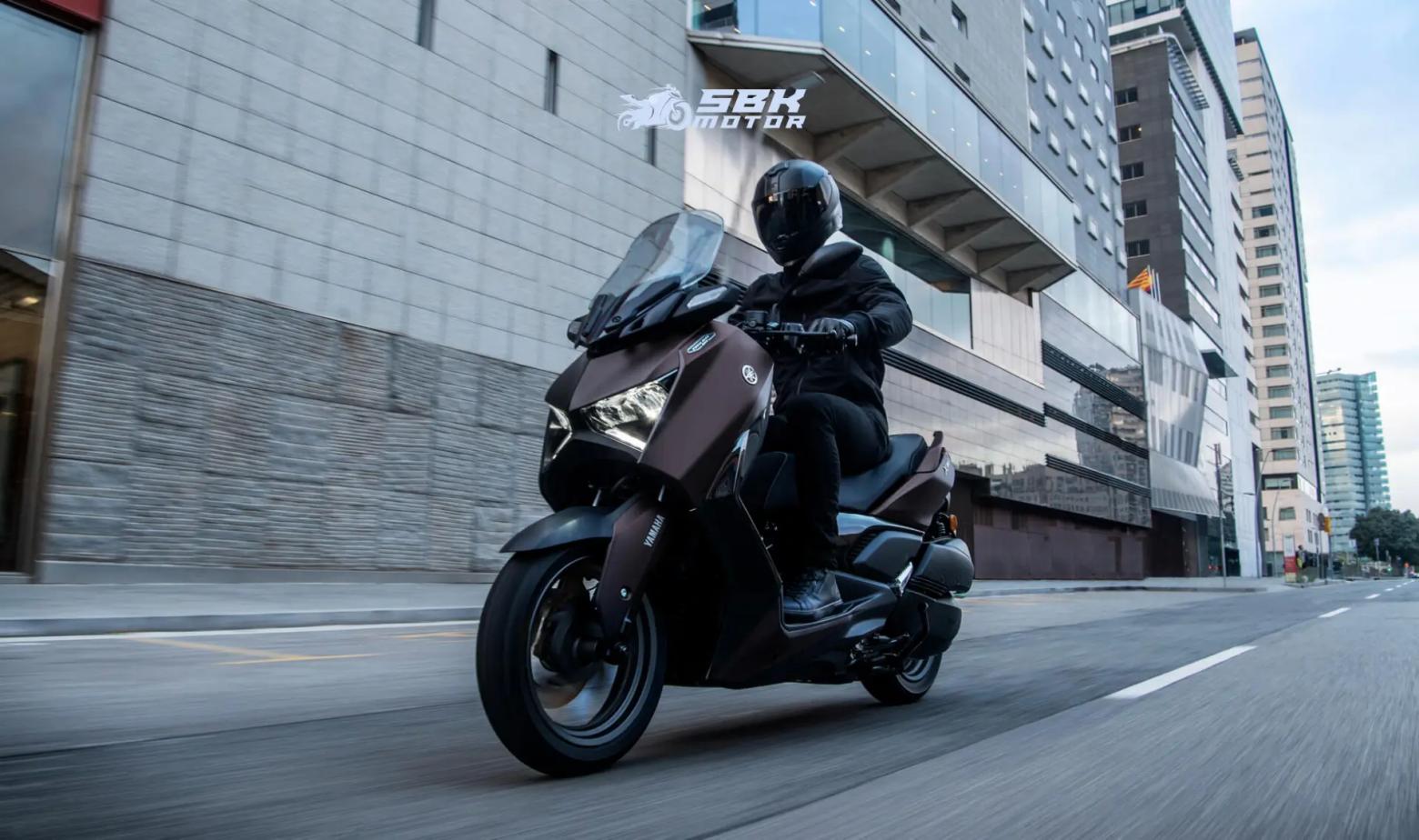 2024 Yamaha XMAX 300 TECH MAX Özellikleri ve Yamaha XMAX 250 Tech MAX arasında ki Kıyaslama Özellikler Yamaha Xmax 300 Tech Max Yamaha XMAX 250 Tech Max Güç 28hp 22.5hp Tork 29nm. 24.3nm. Ağırlık 183kg 180kg Ön Fren Hidrolik tek disk, Ø267 mm (ABS) Hidrolik tek disk, Ø267 mm Arka Fren Hidrolik tek disk, Ø245 mm (ABS) Hidrolik tek disk, Ø245 mm (ABS) Lastik Ön : 120/70-15 Arka : 140/70-14 120/70-15M/C 56S, 140/70-14M/C 68S Yakıt Kapasitesi / Tüketimi 13.2 Litre - 100km: 3 Litre 13 Litre - 100km: 3 Litre Silindir / Subap Tek Silindir, 4 Subaplı Tek Silindir, 4 Subaplı Fiyat 363500 TL 236600 TL 2024 Yamaha XMAX 300 TECH MAX Özellikleri ve Yamaha XMAX 250 Tech MAX arasında ki Kıyaslama Özellikler Yamaha Xmax 300 Tech Max Yamaha XMAX 250 Tech Max Güç 28hp 22.5hp Tork 29nm. 24.3nm. Ağırlık 183kg 180kg Ön Fren Hidrolik tek disk, Ø267 mm (ABS) Hidrolik tek disk, Ø267 mm Arka Fren Hidrolik tek disk, Ø245 mm (ABS) Hidrolik tek disk, Ø245 mm (ABS) Lastik Ön : 120/70-15 Arka : 140/70-14 120/70-15M/C 56S, 140/70-14M/C 68S Yakıt Kapasitesi / Tüketimi 13.2 Litre - 100km: 3 Litre 13 Litre - 100km: 3 Litre Silindir / Subap Tek Silindir, 4 Subaplı Tek Silindir, 4 Subaplı Fiyat 363500 TL 236600 TL