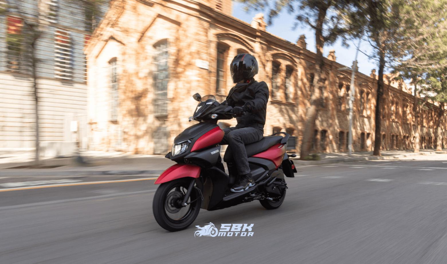 Yamaha RAYZR 125, 125cc motor hacmi, 8hp güç ve 9.7nm tork sunan bir scooter modelidir. Tek silindirli ve 2 subaplı motor yapısıyla dikkat çeken bu motosiklet, 99kg ağırlığa sahiptir. Hidrolik tek disk ön fren ve kampana arka fren sistemi ile donatılmıştır. Sele yüksekliği 78.5 cm olan RAYZR 125, 90/90-12 ön lastik ve 110/90-10 tubeless arka lastiklerle mükemmel yol tutuşu sağlar. Hava soğutmalı motor tipiyle şehir içi kullanımlar için idealdir ve 5.2 litrelik yakıt kapasitesi ile 100 km’de 1.8 litre tüketim sunar. Yamaha RAYZR 125, 125cc motor hacmi, 8hp güç ve 9.7nm tork sunan bir scooter modelidir. Tek silindirli ve 2 subaplı motor yapısıyla dikkat çeken bu motosiklet, 99kg ağırlığa sahiptir. Hidrolik tek disk ön fren ve kampana arka fren sistemi ile donatılmıştır. Sele yüksekliği 78.5 cm olan RAYZR 125, 90/90-12 ön lastik ve 110/90-10 tubeless arka lastiklerle mükemmel yol tutuşu sağlar. Hava soğutmalı motor tipiyle şehir içi kullanımlar için idealdir ve 5.2 litrelik yakıt kapasitesi ile 100 km’de 1.8 litre tüketim sunar.