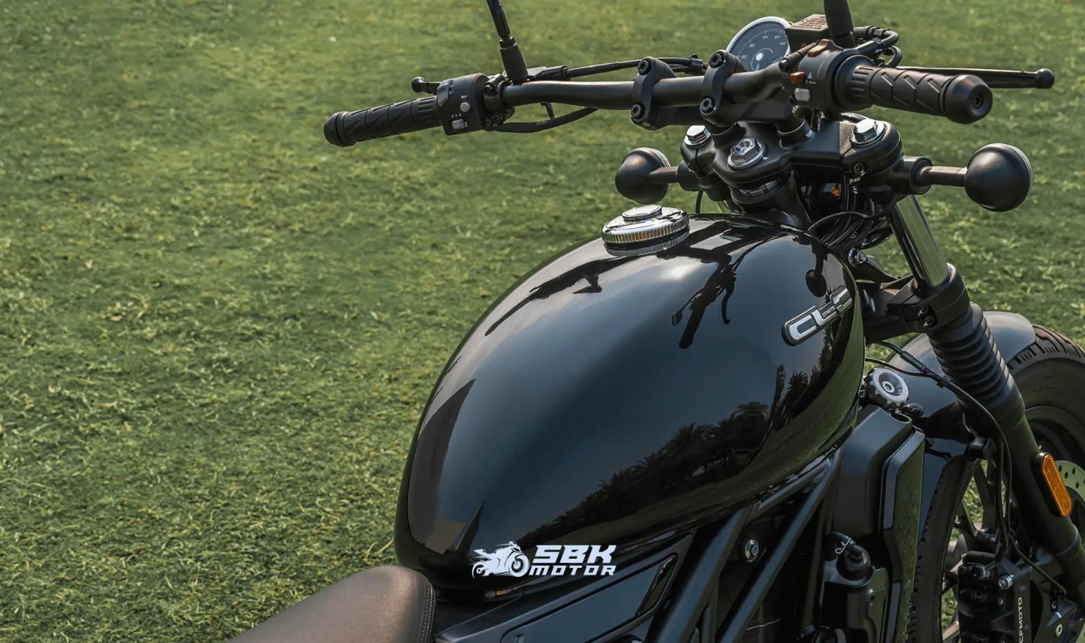 CF MOTO 250 CL-C Top Speed Nedir? CF MOTO 250 CL-C'nin maksimum hızı 150km/h olarak belirtilmiştir. Bu hız, şehir içi kullanımın yanı sıra otoyol sürüşlerinde de yeterli bir performans sunmaktadır. Motorun gücü ve aerodinamik yapısı, yüksek hızlarda dahi dengeli ve güvenli bir sürüş deneyimi sağlar. CF MOTO 250 CL-C Top Speed Nedir? CF MOTO 250 CL-C'nin maksimum hızı 150km/h olarak belirtilmiştir. Bu hız, şehir içi kullanımın yanı sıra otoyol sürüşlerinde de yeterli bir performans sunmaktadır. Motorun gücü ve aerodinamik yapısı, yüksek hızlarda dahi dengeli ve güvenli bir sürüş deneyimi sağlar.