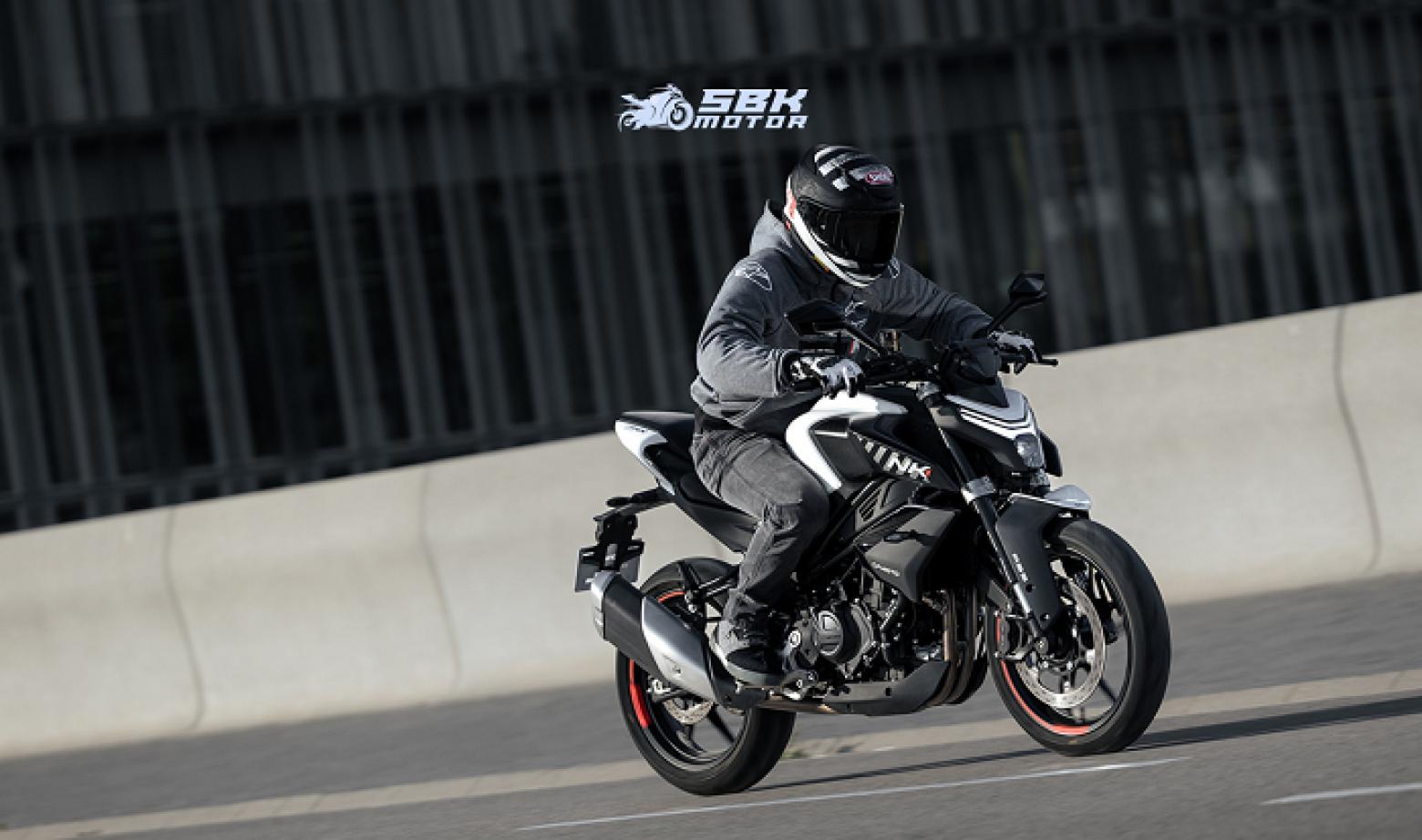 CF Moto 450NK, lansmana özel olarak 249 bin TL'den satışa sunulmuş olup, normal satış fiyatı 299 bin TL olarak belirlenmiştir. Daha fazla bilgi ve diğer motosiklet fiyat listeleri için CF Moto’ nun resmi web sitesini ve bayilerini ziyaret edebilirsiniz. Motosiklet tutkunları için heyecan verici bu gelişme, CF Moto 450NK'nin Türkiye yollarında da sıkça görüleceğinin sinyallerini veriyor. CF Moto 450NK, lansmana özel olarak 249 bin TL'den satışa sunulmuş olup, normal satış fiyatı 299 bin TL olarak belirlenmiştir. Daha fazla bilgi ve diğer motosiklet fiyat listeleri için CF Moto’ nun resmi web sitesini ve bayilerini ziyaret edebilirsiniz. Motosiklet tutkunları için heyecan verici bu gelişme, CF Moto 450NK'nin Türkiye yollarında da sıkça görüleceğinin sinyallerini veriyor.