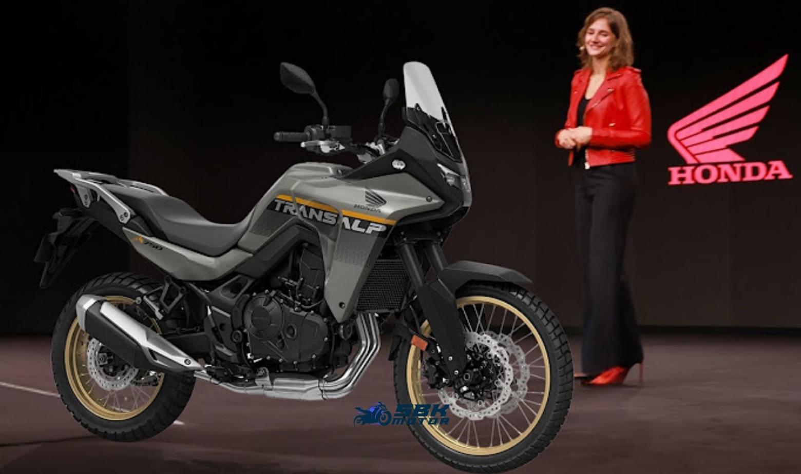 Honda Transalp 750:  Yenilenen Tasarım ve Görsel Değişiklikler: Ön far ve süspansiyon ayarlarında yapılan değişikliklerle daha dinamik bir görünüm sağlanmış. Bluetooth Destekli Yeni Ekran ve Kontroller: Yeni eklenen TFT ekran ve Bluetooth bağlantısı ile sürücü dostu bir deneyim sunuluyor. Geliştirilmiş Sürüş Dengesi: Motosikletin ağırlık merkezinin daha aşağı çekilmesiyle özellikle virajlarda daha dengeli bir sürüş deneyimi sunuyor.