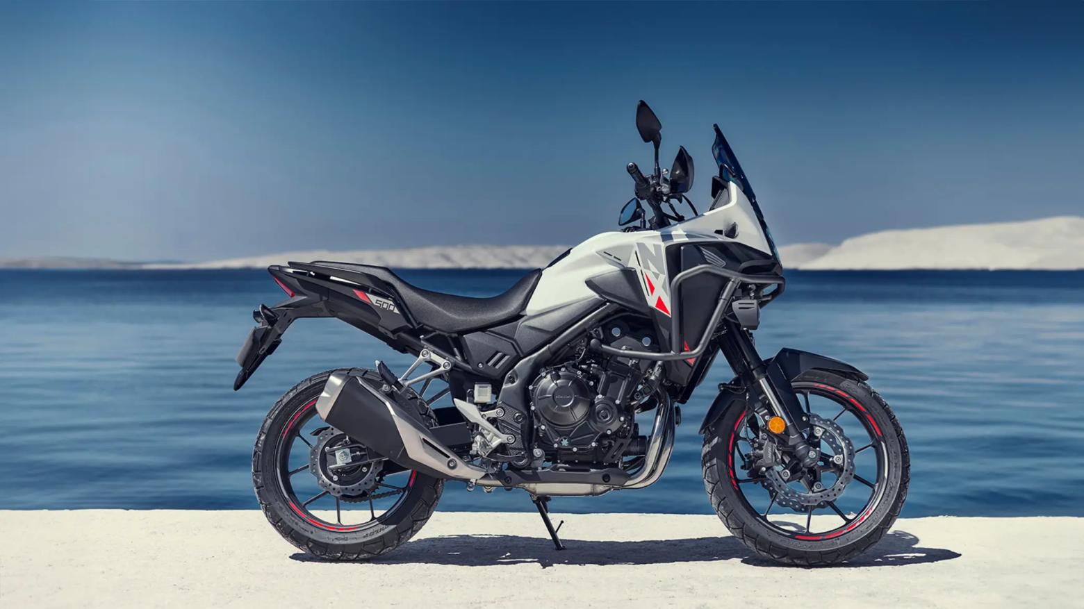 1. Honda NX500 Adventure kategorisinin yeni temsilcisi olan NX500, 471cc’lik çift silindirli motoruyla 47 beygir güç üretiyor. A2 ehliyet sınıfına uygun yapısıyla geniş bir kullanıcı kitlesine hitap eden motosiklet, Showa süspansiyon sistemi ve önde yer alan radyal çift diskli frenleriyle üstün bir kontrol ve güvenlik sunuyor. Hem şehir içinde hem de zorlu arazi koşullarında maceraperest sürücüler için ideal bir seçenek. 1. Honda NX500 Adventure kategorisinin yeni temsilcisi olan NX500, 471cc’lik çift silindirli motoruyla 47 beygir güç üretiyor. A2 ehliyet sınıfına uygun yapısıyla geniş bir kullanıcı kitlesine hitap eden motosiklet, Showa süspansiyon sistemi ve önde yer alan radyal çift diskli frenleriyle üstün bir kontrol ve güvenlik sunuyor. Hem şehir içinde hem de zorlu arazi koşullarında maceraperest sürücüler için ideal bir seçenek.