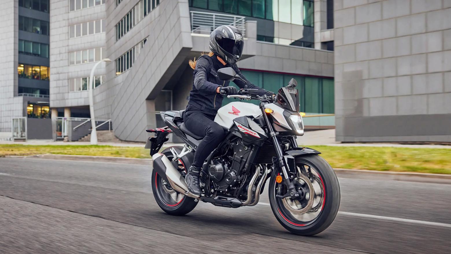 2. Honda Hornet 500 Honda'nın efsanevi Hornet serisine katılan bu yeni model, büyük kardeşi Hornet 750 ile aynı tasarım çizgilerini taşıyor. 47 beygirlik güce sahip çift silindirli motoruyla, performans ve ekonomik kullanımı bir arada sunuyor. Hem dinamik görünümü hem de yüksek manevra kabiliyetiyle özellikle şehir içi kullanıcılarının dikkatini çekiyor. 2. Honda Hornet 500 Honda'nın efsanevi Hornet serisine katılan bu yeni model, büyük kardeşi Hornet 750 ile aynı tasarım çizgilerini taşıyor. 47 beygirlik güce sahip çift silindirli motoruyla, performans ve ekonomik kullanımı bir arada sunuyor. Hem dinamik görünümü hem de yüksek manevra kabiliyetiyle özellikle şehir içi kullanıcılarının dikkatini çekiyor.