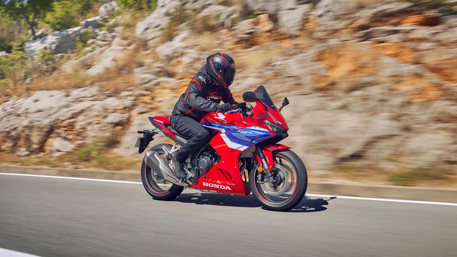 3. Honda CBR500R Yarış motosikletlerinden ilham alınarak tasarlanan CBR500R, spor kategorisinde fark yaratmaya hazırlanıyor. A2 ehliyeti olan kullanıcılar için uygun olan bu model, 471cc motoruyla 47 beygir güç sunuyor. Aerodinamik yapısı, LED aydınlatmaları ve dijital göstergesiyle öne çıkan CBR500R, genç sürücülerin ilgisini çekmeyi hedefliyor. Sportif sürüş pozisyonu ise bu deneyimi daha da heyecan verici hale getiriyor. 3. Honda CBR500R Yarış motosikletlerinden ilham alınarak tasarlanan CBR500R, spor kategorisinde fark yaratmaya hazırlanıyor. A2 ehliyeti olan kullanıcılar için uygun olan bu model, 471cc motoruyla 47 beygir güç sunuyor. Aerodinamik yapısı, LED aydınlatmaları ve dijital göstergesiyle öne çıkan CBR500R, genç sürücülerin ilgisini çekmeyi hedefliyor. Sportif sürüş pozisyonu ise bu deneyimi daha da heyecan verici hale getiriyor.