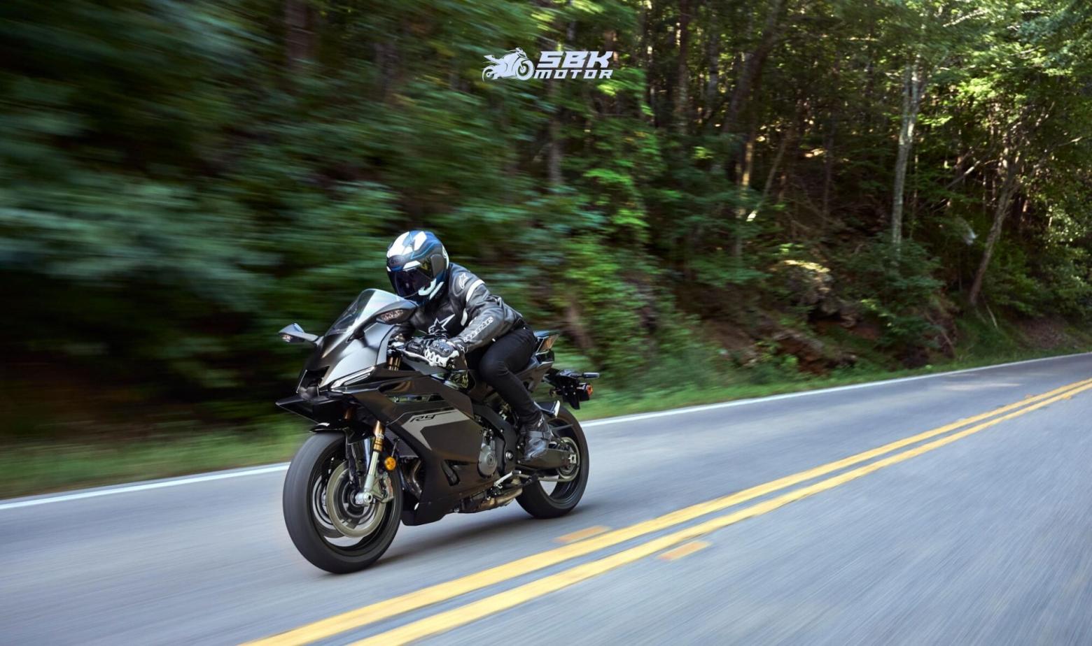 Yamaha R9 Kaç CC ve Motor Yapısı?  Yamaha R9, 889 cc hacmindeki CP3 motorunu kullanıyor. 3 silindirli motor, 119 HP güç ve 93 Nm tork üreterek, orta sınıf süpersportlar arasında güçlü bir konumda bulunuyor. Yamaha’nın CP3 motor mimarisi, düşük ve orta devirlerde yüksek tork sunarken, aynı zamanda üst devirlerde agresif bir hızlanma sağlıyor.  Yamaha R9 Kaç Beygir ve Kaç Basar?  Yamaha R9'un fabrika verilerine göre maksimum gücü 119 HP, ancak yarış versiyonlarında bu güç 150 HP’ye kadar çıkabiliyor. Maksimum hızı ise 250 km/s üzeri olarak tahmin ediliyor. Arka zincir dişlisinin 45’ten 43’e düşürülmesi, son hızda yaklaşık %15 artış sağlıyor.