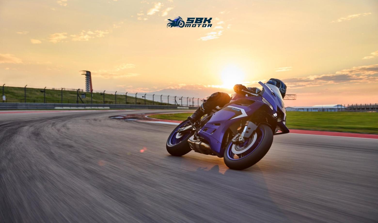 Yamaha R9'un Pist Performansı  Sanço ve ekibinin testlerinde Yamaha R9’un pist performansı büyük övgü aldı. İşte öne çıkan detaylar:  ✔ Daha Hafif ve Rijit Şasi: Yamaha, R9’un şasisini %38 daha sağlam ve %16 daha hafif hale getirerek daha iyi viraj kabiliyeti sağlamış. ✔ Gelişmiş Süspansiyon: Kayaba (KYB) USD 43mm ön amortisörler ve özel ayarlanabilir arka süspansiyon, pistte ve yolda mükemmel denge sunuyor. ✔ Gelişmiş Fren Sistemi: Brembo radyal fren kaliperleri ve çelik fren hortumları, frenlemede maksimum hassasiyet sağlıyor. ✔ Aero Dinamik Yapı: Ön kanatçıklar, yüksek hızlarda motosikletin yere basma kuvvetini artırarak daha stabil bir sürüş sağlıyor.