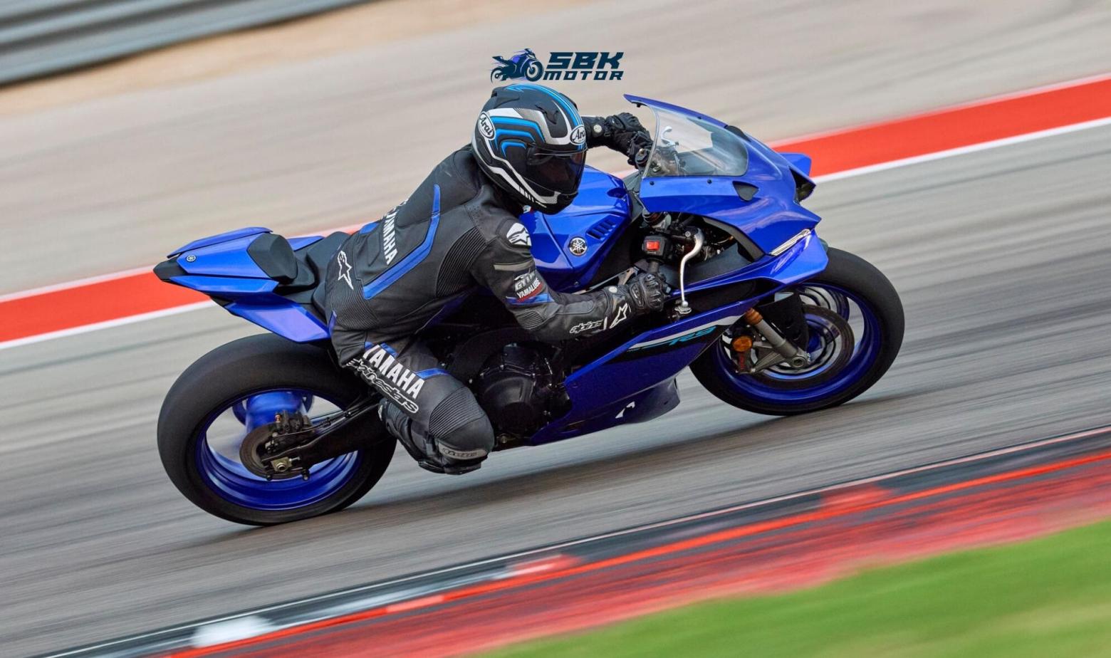 Yamaha R9’un Fiyatı Ne Kadar?  Şu an için Yamaha R9’un Türkiye fiyatı netleşmiş değil, ancak Avrupa'daki fiyatının 12.000 - 13.500 Euro aralığında olması bekleniyor. Türkiye’deki vergi sistemine bağlı olarak fiyatın 600.000 TL - 800.000 TL aralığında olması tahmin ediliyor.