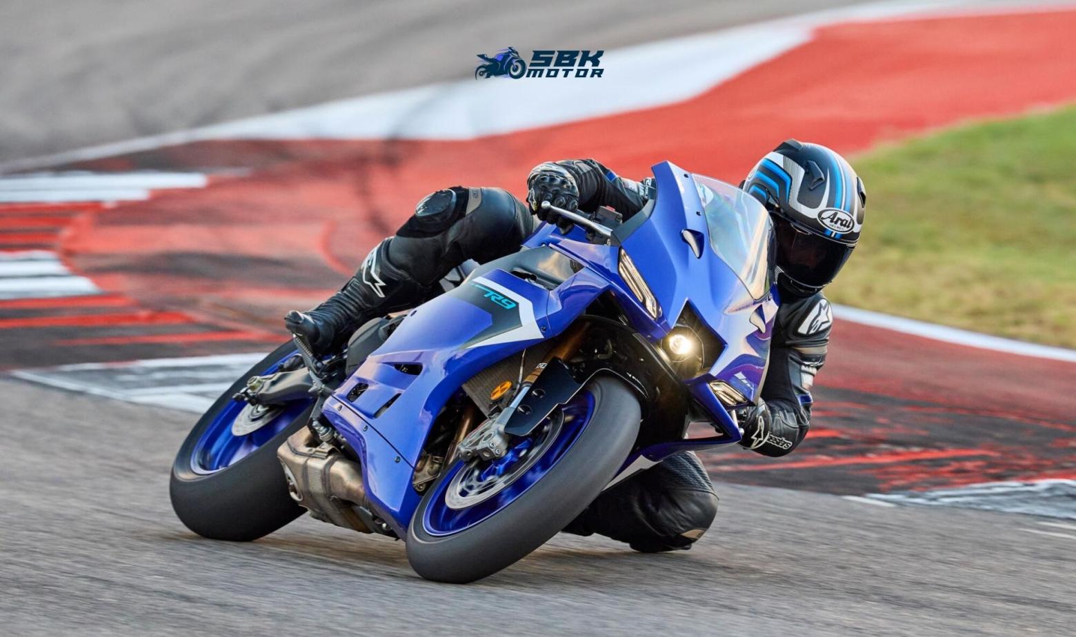 Yamaha R9 Alınır mı?  Yamaha R9, yenilikçi teknolojisi, hafif şasisi ve güçlü motoruyla pist odaklı bir motosiklet olmasına rağmen, günlük kullanım için de oldukça uygun. Orta sınıf supersport segmentinde güçlü bir rakip olacak bu model, hem pist tutkunlarını hem de yüksek performans isteyen sürücüleri memnun edecek gibi görünüyor.  Sizce Yamaha R9 beklentileri karşılıyor mu? Görüşlerinizi yorumlarda paylaşabilirsiniz!