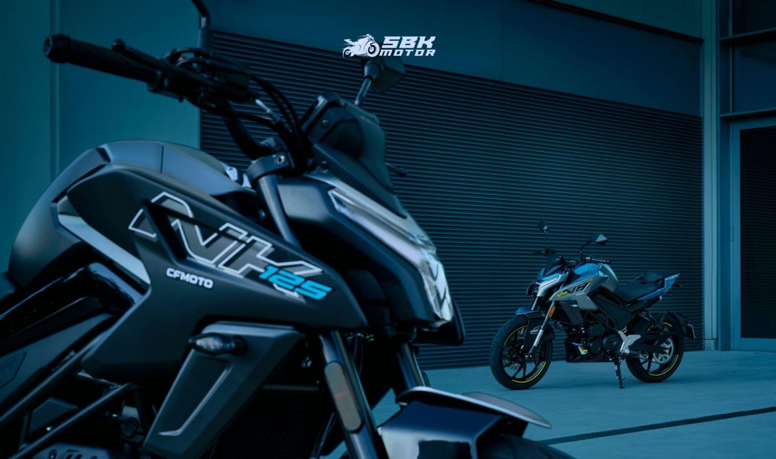 Tasarım ve Donanım CF Moto 125NK konsept tasarımı, cesur ve fütüristik çizgileriyle markanın NK serisine yakışan iddialı bir görünüm sunuyor. Öne doğru eğimli agresif duruşu, karakteristik LED far tasarımı ve keskin hatlı gövdesiyle motosiklet ilk bakışta dikkat çekiyor. Konsept versiyonda tek taraflı (eğri) arka salıncak, yarı kapalı jantlar, karbon fiber detaylar ve SC-Project egzoz gibi üst düzey unsurlar kullanılmıştı. Seri üretim modelinde maliyet ve dayanıklılık gereksinimleri sebebiyle çift taraflı alüminyum salıncak gibi daha geleneksel parçalara yer verilse de genel tasarım çizgileri konsept modele oldukça yakın olacak. Sonuç olarak 125NK, büyük kardeşi 800NK’yi andıran modern bir streetfighter estetiğine sahip. Tasarım ve Donanım CF Moto 125NK konsept tasarımı, cesur ve fütüristik çizgileriyle markanın NK serisine yakışan iddialı bir görünüm sunuyor. Öne doğru eğimli agresif duruşu, karakteristik LED far tasarımı ve keskin hatlı gövdesiyle motosiklet ilk bakışta dikkat çekiyor. Konsept versiyonda tek taraflı (eğri) arka salıncak, yarı kapalı jantlar, karbon fiber detaylar ve SC-Project egzoz gibi üst düzey unsurlar kullanılmıştı. Seri üretim modelinde maliyet ve dayanıklılık gereksinimleri sebebiyle çift taraflı alüminyum salıncak gibi daha geleneksel parçalara yer verilse de genel tasarım çizgileri konsept modele oldukça yakın olacak. Sonuç olarak 125NK, büyük kardeşi 800NK’yi andıran modern bir streetfighter estetiğine sahip.