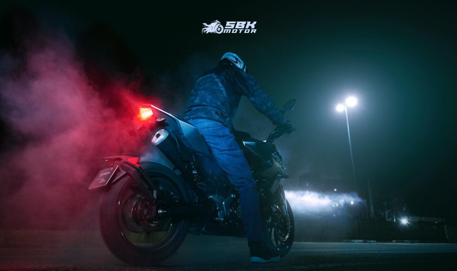 Motor ve Performans CF Moto 125NK’nin kalbinde, 125 cc’lik tek silindirli, dört zamanlı bir motor yatıyor. Su soğutmalı ve elektronik yakıt enjeksiyonlu (EFI) bu motor, çift üst eksantrikli (DOHC) ve 4 supaplı modern bir tasarıma sahip. Maksimum güç çıktısı neredeyse A1 ehliyet sınıfının izin verdiği üst limite yaklaşıyor: 10.500 devirde yaklaşık 14,5 PS (10,6 kW) güç üretiyor. Maksimum tork değeri ise 8.500 devirde 10,2 Nm civarında, ki bu değer şehir içi hızlanmalar ve yokuş performansı için yeterli bir çekiş sunuyor. Yüksek devir çevirme kapasitesi sayesinde motor oldukça canlı bir karakter sergiliyor; 125NK’nin üst devirlerde istekli bir ivmelenme sunacağı söylenebilir. 6 ileri vites kutusuyla kombine edilen bu motor, vites aralıklarının optimize edilmesiyle hem düşük hızlarda akıcı kullanım hem de yüksek hızlarda verimli bir güç dağılımı hedefliyor. Motor ve Performans CF Moto 125NK’nin kalbinde, 125 cc’lik tek silindirli, dört zamanlı bir motor yatıyor. Su soğutmalı ve elektronik yakıt enjeksiyonlu (EFI) bu motor, çift üst eksantrikli (DOHC) ve 4 supaplı modern bir tasarıma sahip. Maksimum güç çıktısı neredeyse A1 ehliyet sınıfının izin verdiği üst limite yaklaşıyor: 10.500 devirde yaklaşık 14,5 PS (10,6 kW) güç üretiyor. Maksimum tork değeri ise 8.500 devirde 10,2 Nm civarında, ki bu değer şehir içi hızlanmalar ve yokuş performansı için yeterli bir çekiş sunuyor. Yüksek devir çevirme kapasitesi sayesinde motor oldukça canlı bir karakter sergiliyor; 125NK’nin üst devirlerde istekli bir ivmelenme sunacağı söylenebilir. 6 ileri vites kutusuyla kombine edilen bu motor, vites aralıklarının optimize edilmesiyle hem düşük hızlarda akıcı kullanım hem de yüksek hızlarda verimli bir güç dağılımı hedefliyor.