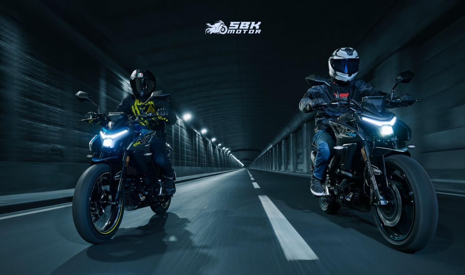 Kağıt üzerindeki rakamlar kadar, gerçek hayattaki sürüş deneyimi de bir motosikletin başarısını belirler. CF Moto 125NK, hafif ve kompakt yapısı sayesinde oldukça çevik bir sürüş vadediyor. Yaklaşık 142 kg’lık ağırlığı (dolu ağırlık) ile 125NK, en yakın rakiplerinden KTM 125 Duke’tan yaklaşık 10 kg daha hafiftir. Bu ağırlık avantajı, özellikle şehir içinde manevra yaparken ve virajlı yollarda motosikletin kolay kontrol edilmesini sağlıyor. 780 mm’lik sele yüksekliği nispeten alçak sayılabilir; bu da farklı boylarda sürücülerin zemine rahatça ayak basmasına ve motosikleti güvenle kontrol etmesine imkan tanıyor. Aynı zamanda sele ve ergonomi, şehir içi günlük kullanımda konforu ön planda tutacak şekilde tasarlanmış – sürüş pozisyonu dik ve hakimiyet kurmayı kolaylaştıracak biçimde ayarlanmış durumda. Kağıt üzerindeki rakamlar kadar, gerçek hayattaki sürüş deneyimi de bir motosikletin başarısını belirler. CF Moto 125NK, hafif ve kompakt yapısı sayesinde oldukça çevik bir sürüş vadediyor. Yaklaşık 142 kg’lık ağırlığı (dolu ağırlık) ile 125NK, en yakın rakiplerinden KTM 125 Duke’tan yaklaşık 10 kg daha hafiftir. Bu ağırlık avantajı, özellikle şehir içinde manevra yaparken ve virajlı yollarda motosikletin kolay kontrol edilmesini sağlıyor. 780 mm’lik sele yüksekliği nispeten alçak sayılabilir; bu da farklı boylarda sürücülerin zemine rahatça ayak basmasına ve motosikleti güvenle kontrol etmesine imkan tanıyor. Aynı zamanda sele ve ergonomi, şehir içi günlük kullanımda konforu ön planda tutacak şekilde tasarlanmış – sürüş pozisyonu dik ve hakimiyet kurmayı kolaylaştıracak biçimde ayarlanmış durumda.