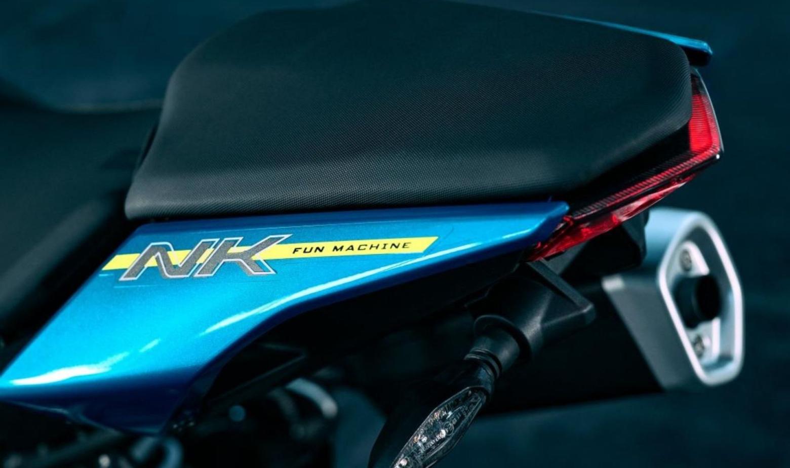 CF Moto 125NK Fiyat ve Türkiye Pazarı Yeni bir model olması nedeniyle CF Moto 125NK fiyatı konusunda henüz resmi bir açıklama bulunmuyor. Ancak Avrupa pazarındaki konumlandırmaya bakarak bazı çıkarımlar yapmak mümkün. Yurtdışında 125NK’nin tahmini fiyatı 5.000 € seviyesinin biraz altında olacak şekilde belirtiliyor. Nitekim benzer segmentteki KTM 125 Duke’un 2024 Avrupa fiyatı ~5.500 € civarındayken, CF Moto’nun 125NK için daha rekabetçi bir etiket belirleyeceği ve yaklaşık 4.990 € gibi bir fiyatla çıkış yapacağı öngörülüyor. Bu da markanın özellikle fiyat/performans konusunda avantajlı bir konuma yerleşeceğine işaret ediyor. Nitekim yabancı kaynaklar, CF Moto ile KTM’nin 125 cc naked sınıfında sıkı bir rekabete gireceğini ve bunun özellikle fiyat cephesinde kendini göstereceğini vurguluyor. Örneğin İspanya merkezli bir motosiklet sitesinde, 125NK’nin muhtemelen 5.000 € altında kalacağı, KTM 125 Duke’un ise 5.500 € bandında olduğu belirtilerek bu durumun 125’lik segmentte zorlu bir mücadeleye sahne olacağı ifade edildi. Gerçekten de CF Moto 125NK, muhtemel fiyat avantajı ve zengin donanımı sayesinde Avrupa’da KTM, Yamaha ve Honda gibi markaların hakim olduğu A1 segmentinde dikkat çekici bir alternatif olacak gibi görünüyor. CF Moto 125NK Fiyat ve Türkiye Pazarı Yeni bir model olması nedeniyle CF Moto 125NK fiyatı konusunda henüz resmi bir açıklama bulunmuyor. Ancak Avrupa pazarındaki konumlandırmaya bakarak bazı çıkarımlar yapmak mümkün. Yurtdışında 125NK’nin tahmini fiyatı 5.000 € seviyesinin biraz altında olacak şekilde belirtiliyor. Nitekim benzer segmentteki KTM 125 Duke’un 2024 Avrupa fiyatı ~5.500 € civarındayken, CF Moto’nun 125NK için daha rekabetçi bir etiket belirleyeceği ve yaklaşık 4.990 € gibi bir fiyatla çıkış yapacağı öngörülüyor. Bu da markanın özellikle fiyat/performans konusunda avantajlı bir konuma yerleşeceğine işaret ediyor. Nitekim yabancı kaynaklar, CF Moto ile KTM’nin 125 cc naked sınıfında sıkı bir rekabete gireceğini ve bunun özellikle fiyat cephesinde kendini göstereceğini vurguluyor. Örneğin İspanya merkezli bir motosiklet sitesinde, 125NK’nin muhtemelen 5.000 € altında kalacağı, KTM 125 Duke’un ise 5.500 € bandında olduğu belirtilerek bu durumun 125’lik segmentte zorlu bir mücadeleye sahne olacağı ifade edildi. Gerçekten de CF Moto 125NK, muhtemel fiyat avantajı ve zengin donanımı sayesinde Avrupa’da KTM, Yamaha ve Honda gibi markaların hakim olduğu A1 segmentinde dikkat çekici bir alternatif olacak gibi görünüyor.