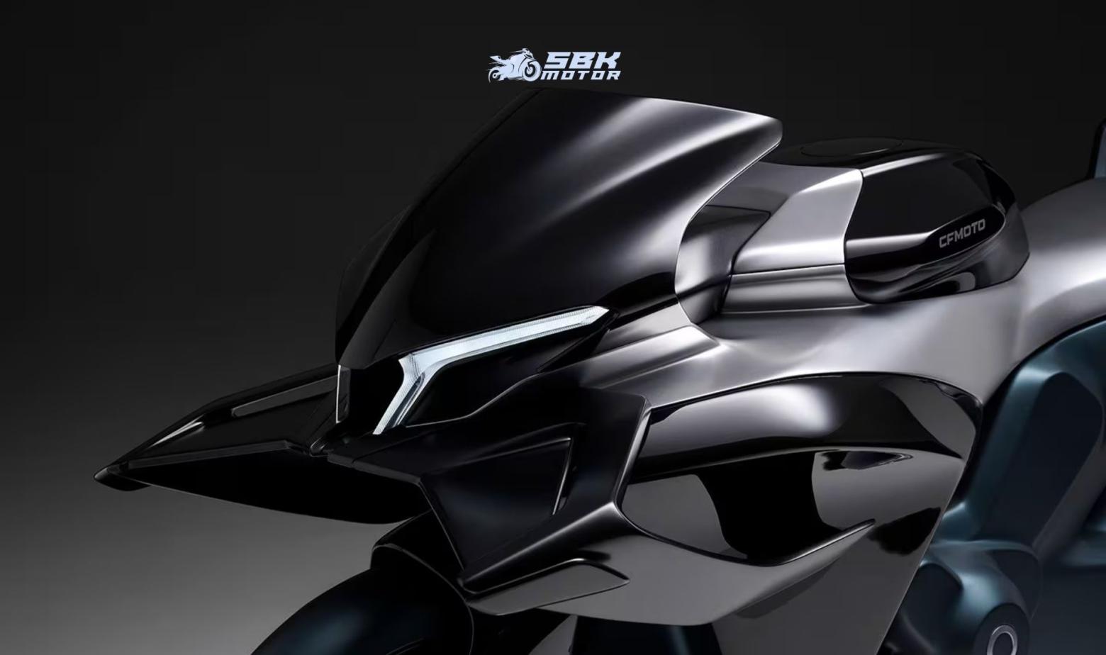 CFMOTO 1000RR V4 Türkiye’ye Gelirse Ne Olur? Fiyatı Ne Kadar Olur?  CFMOTO’nun KTM iş birliğiyle geliştirdiği 1000RR V4 konsepti, motosiklet dünyasında büyük yankı uyandırdı. Gerek agresif tasarımı gerekse 200+ beygir gücündeki V4 motoruyla bu modelin, Ducati Panigale V4 veya Yamaha R1 gibi süperbike modellerine meydan okuması bekleniyor. Peki bu canavar Türkiye’ye gelirse ne olur?