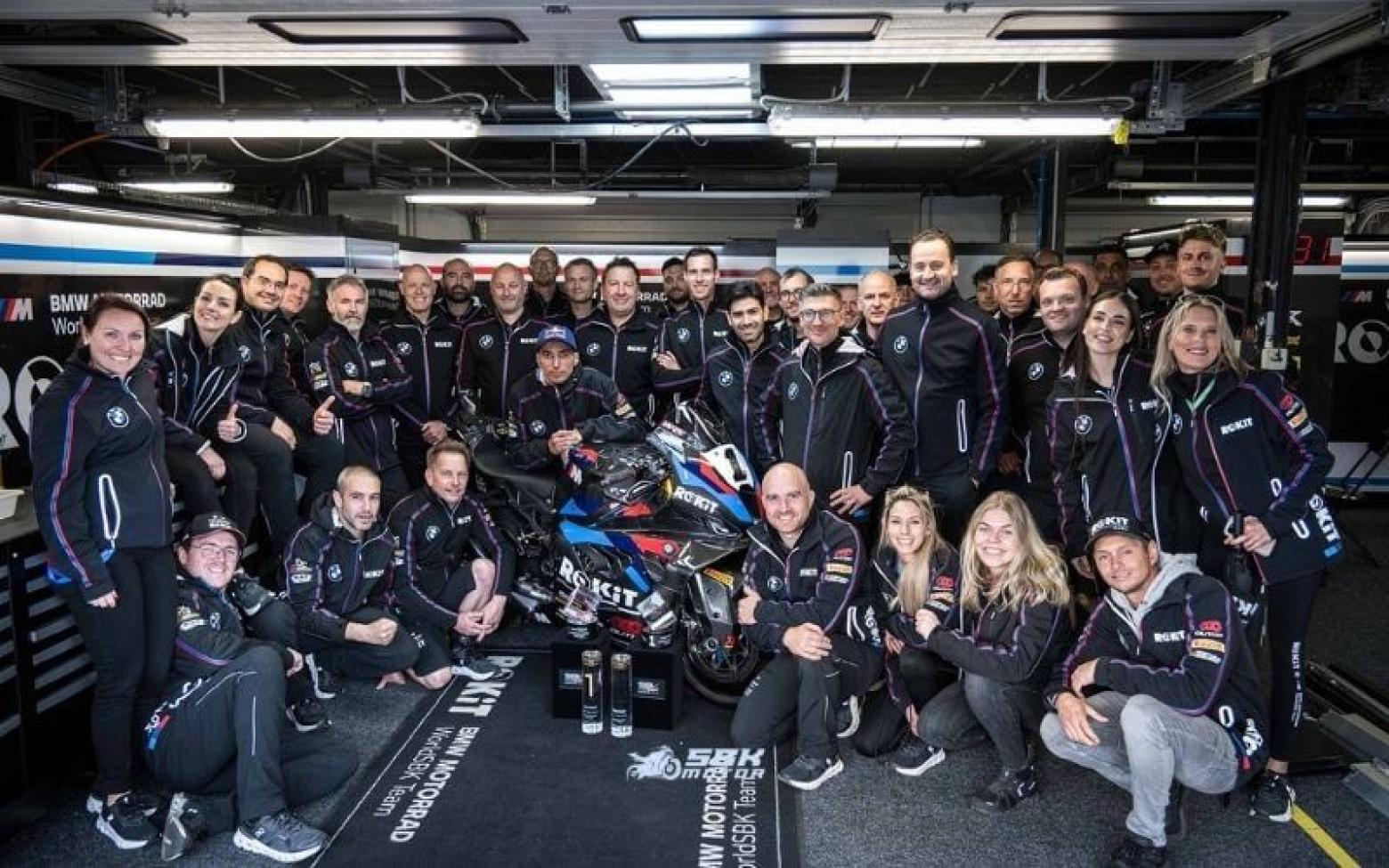 Toprak Razgatlıoğlu 2026 Takvimi Nasıl Etkilenecek?  Toprak’ın MotoGP’ye geçişi hem Türkiye’de hem de dünya motorsporlarında yeni bir heyecan dalgası yaratabilir. Eğer transfer resmiyet kazanırsa:  Türkiye GP’si için yoğun talep artabilir.  MotoGP Türkiye yayınlarının izlenme oranı rekor kırabilir.  Türk sporcular için MotoGP gibi bir üst düzey arenaya geçişin yolu açılmış olur.