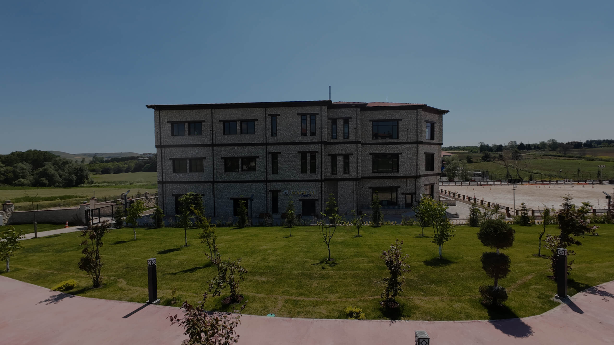 Lider Club, bir motosiklet gezisinden bekleyebileceğiniz hemen her şeyi tek bir adreste topluyor. Tesise adım attığınız anda karşınıza çıkan doğal ortam ve samimi karşılama, burayı neden motosiklet kulüpleri ve deneyimli sürücüler için vazgeçilmez bir durak haline getirdiğini gösterecek. İşte Lider Club’da bulabileceğiniz başlıca imkânlar: Lider Club, bir motosiklet gezisinden bekleyebileceğiniz hemen her şeyi tek bir adreste topluyor. Tesise adım attığınız anda karşınıza çıkan doğal ortam ve samimi karşılama, burayı neden motosiklet kulüpleri ve deneyimli sürücüler için vazgeçilmez bir durak haline getirdiğini gösterecek. İşte Lider Club’da bulabileceğiniz başlıca imkânlar: