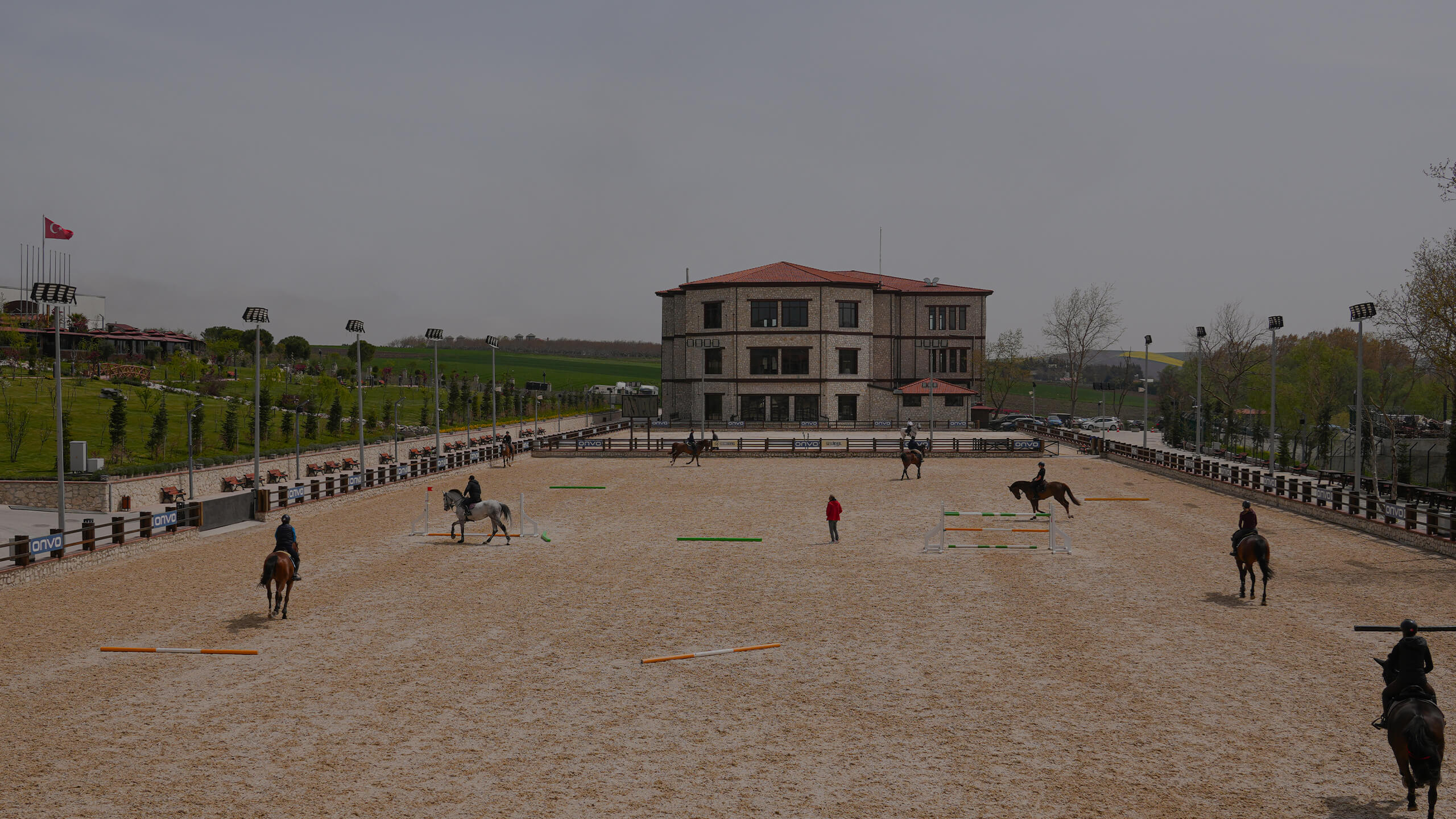 Çatalca’da Günübirlik Motosiklet Rotası Arayanlara: Lider Club : stanbul’da hafta sonu motosikletle yapılacak günübirlik kaçamaklar, hem zihni dinlendirmek hem de doğayla baş başa kalmak isteyen sürücüler için büyük önem taşır. Eğer siz de “Çatalca’da günübirlik motosiklet rotası” arıyorsanız, sadece varış noktası değil, yolculuğun kendisiyle de huzur veren bir seçenek olan Lider Club tam size göre. İstanbul’un Avrupa Yakası’ndan yola çıkarak yaklaşık 1 saat içinde ulaşabileceğiniz bu rota, sizi kalabalık caddelerden çıkarıp virajlı, doğayla iç içe köy yollarına götürüyor. Hadımköy, Terkos Gölü veya Subaşı gibi rota alternatifleriyle manzaralı bir sürüş deneyimi yaşarken, çevrenin giderek sessizleştiğini, stresin sizden uzaklaştığını hissedeceksiniz. Çatalca’da Günübirlik Motosiklet Rotası Arayanlara: Lider Club : stanbul’da hafta sonu motosikletle yapılacak günübirlik kaçamaklar, hem zihni dinlendirmek hem de doğayla baş başa kalmak isteyen sürücüler için büyük önem taşır. Eğer siz de “Çatalca’da günübirlik motosiklet rotası” arıyorsanız, sadece varış noktası değil, yolculuğun kendisiyle de huzur veren bir seçenek olan Lider Club tam size göre. İstanbul’un Avrupa Yakası’ndan yola çıkarak yaklaşık 1 saat içinde ulaşabileceğiniz bu rota, sizi kalabalık caddelerden çıkarıp virajlı, doğayla iç içe köy yollarına götürüyor. Hadımköy, Terkos Gölü veya Subaşı gibi rota alternatifleriyle manzaralı bir sürüş deneyimi yaşarken, çevrenin giderek sessizleştiğini, stresin sizden uzaklaştığını hissedeceksiniz.