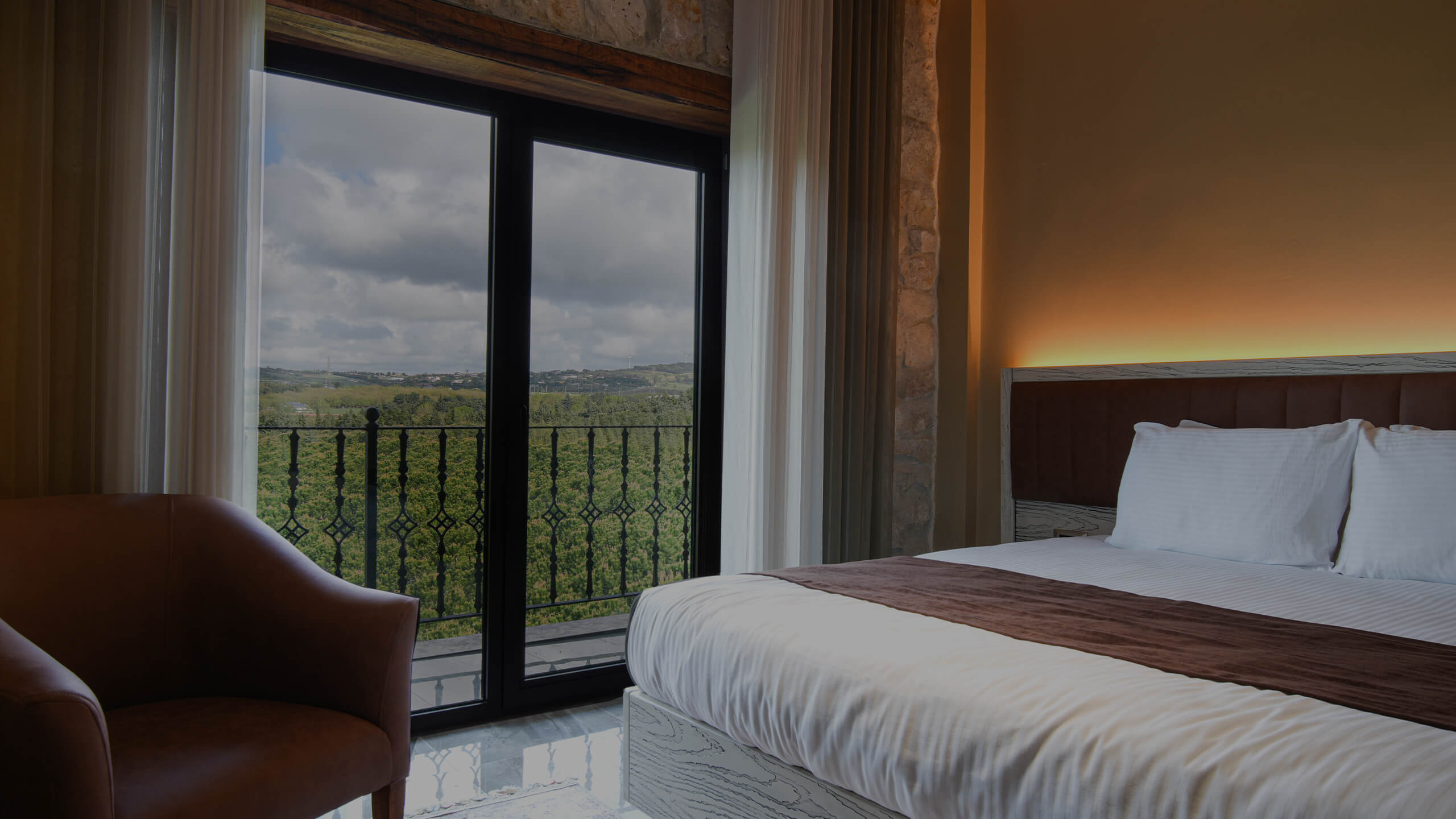 Lider Club Neden Motosiklet Sürücüleri için İdeal Bir Rota? İstanbul’da motosiklet sürmek çoğu zaman trafik ve kalabalıkla mücadele etmek anlamına gelirken, Çatalca yönüne yapılan sürüşler sürücülere hem teknik sürüş deneyimi hem de zihinsel arınma fırsatı sunar. Özellikle kulüp sürüşleri, hafta sonu kaçamakları veya yalnız çıkılan keşif turları için Çatalca yolları, geniş virajları, yeşil doğası ve düşük trafik yoğunluğuyla tam bir keyif rotasıdır. İşte bu rotanın sonunda sizi karşılayan Lider Club, sunduğu imkanlar ve sürücü dostu yapısıyla bu bölgeyi motosikletçiler için cazibe merkezi haline getiriyor. Lider Club Neden Motosiklet Sürücüleri için İdeal Bir Rota? İstanbul’da motosiklet sürmek çoğu zaman trafik ve kalabalıkla mücadele etmek anlamına gelirken, Çatalca yönüne yapılan sürüşler sürücülere hem teknik sürüş deneyimi hem de zihinsel arınma fırsatı sunar. Özellikle kulüp sürüşleri, hafta sonu kaçamakları veya yalnız çıkılan keşif turları için Çatalca yolları, geniş virajları, yeşil doğası ve düşük trafik yoğunluğuyla tam bir keyif rotasıdır. İşte bu rotanın sonunda sizi karşılayan Lider Club, sunduğu imkanlar ve sürücü dostu yapısıyla bu bölgeyi motosikletçiler için cazibe merkezi haline getiriyor.