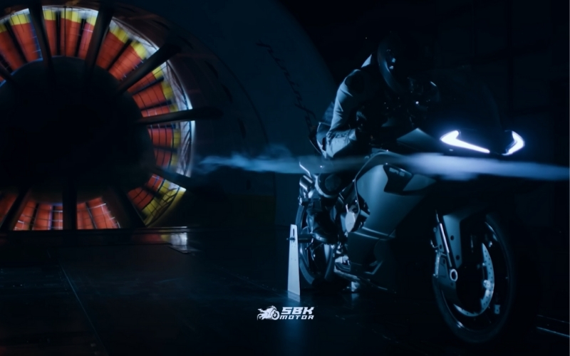 CFMOTO 750SR-S, kalbinde tamamen yeni geliştirilmiş 749 cc’lik sıralı dört silindirli bir motor taşıyor. Bu ünite, CFMOTO’nun şimdiye kadar SR serisinde kullandığı en güçlü m