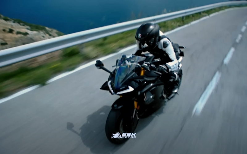 Modern bir süperspor motosikletin gerektirdiği tüm üst düzey parçalar ve elektronik sistemler, CFMOTO 750SR-S’te hazır bulunuyor. Ön tarafta 41 mm ters (USD) KYB maşa, arka tarafta ise çok noktadan bağlantılı KYB arka amortisör görev yapıyor; üstelik arka süspansiyon “hava yaylı” yapısıyla farklı koşullara uyum sağlamak üzere tamamen ayarlanabilir özelliktechinamotorworld.com. Bu yarış odaklı süspansiyon paketi, hem pist kullanımında gerekli sertlik ve geri bildirim için ayarlanabilirlik sunarken hem de yol kullanımında konfor seviyesinin optimize edilmesine imkan tanıyor. Frenleme sistemi de aynı şekilde üst düzey: Önde çift diskler üzerinde Brembo M4.32 radyal montajlı dört pistonlu kaliperler görev yapıyor, arkada tek diskli bir üniteyle destekleniyor. Bu sayede 750SR-S, yüksek hızlarda dahi güven veren bir durma kabiliyetine sahip. Ek olarak fabrika çıkışında direksiyon amortisörü ile gelmesi, özellikle yüksek sürat ve agresif kullanımda gidon stabilitesini artırarak sürücüye ekstra güven veriyorchinamotorworld.com.