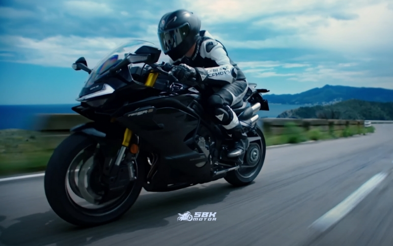 CFMOTO 750SR-S, markanın mühendislik ve tasarım alanındaki yeteneklerinin adeta bir vitrini konumunda. Çin merkezli üretici, bu model ile ilk kez dört silindirli bir sportbike segmentine adım atarak uluslararası pazarda da iddiasını gösteriyor. Gerek kağıt üzerindeki teknik verileri, gerek çarpıcı görünümü ile 750SR-S, CFMOTO adını orta sınıf süperspor kulvarında üst sıralara taşıyacak potansiyele sahip. Şu an için resmi fiyat bilgisi açıklanmış değil ve aksesuar tedarik zincirinin optimize edilmesiyle teslimatların yıl sonuna doğru başlaması planlanıyor chinamotorworld.com . Ancak, CFMOTO’nun küresel duyurusunda belirttiğine göre bu model yalnızca belirli homologasyon gereklilikleri olmayan pazarlarda satışa sunulacak mx.linkedin.com . Bu ifade, 750SR-S’in başta Avrupa olmak üzere sıkı yasal düzenlemelere sahip piyasalarda (emisyon, gürültü veya diğer standartlar nedeniyle) resmi olarak satılmayacağı anlamına geliyor. Dolayısıyla, Avrupa Birliği regülasyonlarını takip eden Türkiye pazarı için 750SR-S’in erişilebilirliği belirsizliğini koruyor. Yine de, CFMOTO 750SR-S halihazırda motosiklet dünyasında büyük bir heyecan yaratmış durumda. İlk incelemelere göre güç, yenilik ve stili bir arada sunan bu motosiklet, daha fazlasını talep eden sürücüler için yeni bir alternatif olma yolunda. CFMOTO’nun bu cesur hamlesi, önümüzdeki dönemde orta sınıf spor motosiklet rekabetini kızıştıracağa benziyor.