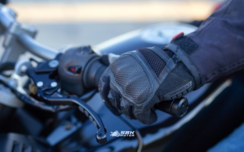 EN 13594 Testleri Ne Ölçer?  Standardın hedefi, düşme/sürüklenme/darbe anında elin karşılaşacağı başlıca riskleri denemektir. Test başlıkları, genel EN ISO 21420 koşullarının yanı sıra şunları içerir: aşınma direnci, yırtılma direnci, dikiş patlama/sağlamlık, kesilme direnci, bilekten çıkmayı önleme (retention), ergonomi/çeviklik, ve eklem darbe sönümleme (KP). Level 2 daha yüksek eşikler ister.  Knuckle (KP) Darbe Testi: Eldivenin eklem bölgesine yerleştirilen örnek parça, bir örs üzerindeki kubbe üzerine konur ve 2,5 kg kütle 5 Joule darbe uygular. Dört tekrar yapılır; iletim kuvveti (kullanıcıya geçen darbe) sınırın altında kalmalıdır. Level 2 için bu test zorunludur.