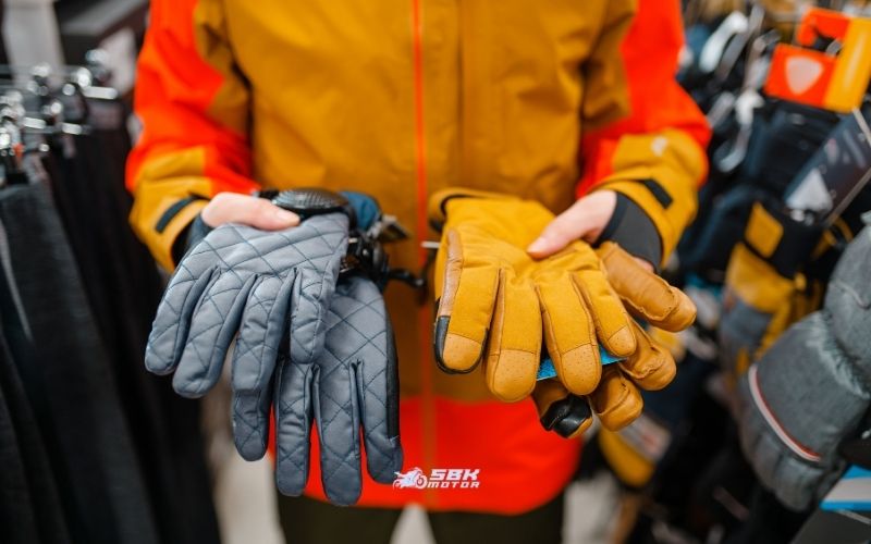 Level 1 mi, Level 2 KP mi? Hangisini Almalı?  Şehir/semtiçi – yazlık file: Hava akışı + temel koruma önemliyse Level 1 veya 1 KP gayet makul olur. KP’li (eklem korumalı) seçenekleri tercih et. Uzun yol – tur/touring (mevsimlik veya su geçirmez): Islak/soğuk koşullarda membran (Gore-Tex vb.) + avuç kaydırıcı (palm slider) + KP derinliği iyi bir kombinasyon. Level 2 KP daha yüksek güvence sunar. Süratli sürüş/trackday: Level 2 KP ve uzun manşet eldivenler, dikiş–aşınma–darbe eşiği daha yüksek olduğundan pist/performans tarafında tercih sebebidir.