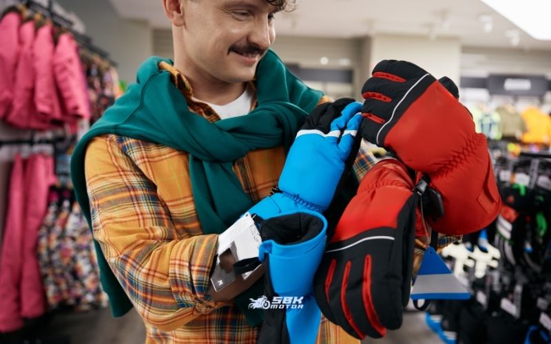 Sahte/Şaibeli CE’yi Nasıl Ayırt Ederim?  Eldiven iç etiketinde EN 13594:2015 ve seviye (1/2) + KP açıkça yazmalı, motosiklet piktogramı olmalı.  Bazı ürünler başka alanlara ait test sonuçlarını “motosiklet” gibi sunabilir (ör. boya haslığı gibi alakasız testler). Etikette tam standardı arayın.  Üreticinin sayfasında AB Uygunluk Beyanı (DoC) bağlantısı çoğu kez yer alır.  Şüphe duyuyorsanız yetkili onaylanmış kuruluş (Notified Body) numarasına bakın.