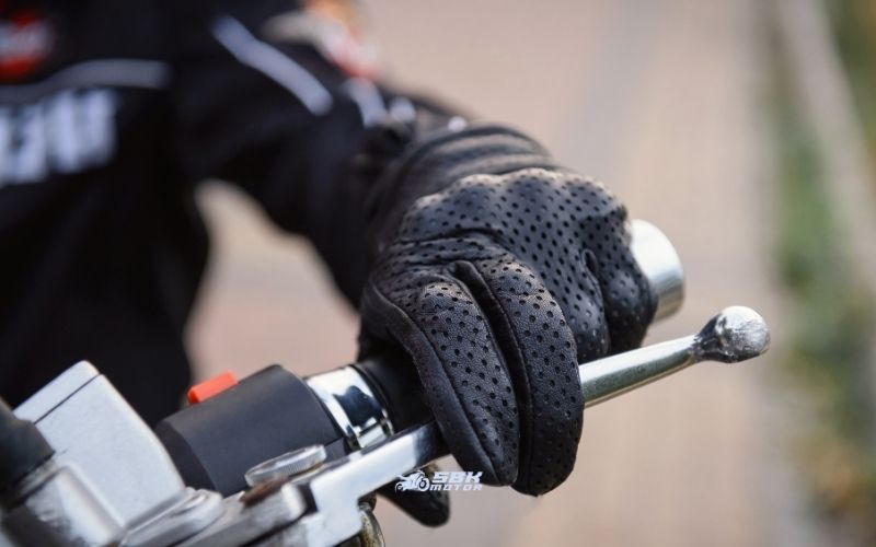 Sezon ve Sürüş Tarzına Göre Eldiven Türleri  Yazlık File/Kısa Manşet – Level 1/1 KP Şehir içi, düşük-orta hızlar, maksimum havalandırma. Kaydırıcı ve KP olanı seçin.  Mevsimlik Touring – Su Geçirmez Membranlı – 1 KP / 2 KP Uzun yolda değişken hava koşulları; avuç güçlendirmesi, uzun manşet ve bilek sıkısı şart.  Pist/Performans – Uzun Manşet – Level 2 KP Yüksek aşınma ve darbe eşiği, geniş slider’lar, uzun manşet; güvenlik öncelikli.  Kışlık Isı Yalıtımlı Termal astar, su geçirmez membran, kalın yapıda bilek tutma; hassasiyet biraz azalabilir ama ısı korunur.