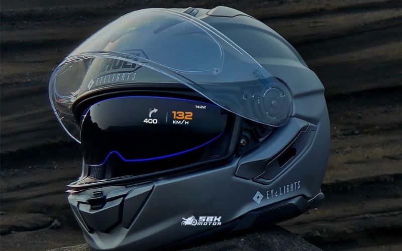 HUD (Head-Up Display) Teknolojisi Nasıl Çalışıyor?  Kaskın en önemli özelliği olan HUD sistemi; hız, GPS yönlendirmesi, bildirim ve uyarı bilgilerini göz hizasına yansıtarak sürüş güvenliğini artırıyor. Bu sistem, sürücünün kafasını aşağı çevirme ihtiyacını ortadan kaldırdığı için hem dikkat dağılmasını azaltıyor hem de sürüş esnasında önemli bilgilerle kesintisiz bağlantı sağlıyor. Premium otomobillerde gördüğümüz bu teknoloji, ilk kez bir kaskta bu kadar gelişmiş şekilde uygulanıyor.