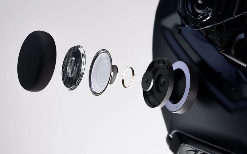 Havalandırma sisteminde üst ve alt girişler tamamen optimize edilmiş. Özellikle çene bölgesindeki hava girişi daha temiz, filtreli ve iç hava akışını artıracak şekilde güncellenmiş. Arka çıkışlarla birlikte içerideki sıcak havanın tahliyesi daha dengeli sağlanıyor. Bu yapı uzun yol sürüşlerinde kaskın içini bunaltıcı olmaktan çıkarıyor ve daha serin bir ortam sunuyor. Aynı zamanda aerodinamik olarak rüzgâr kaldırma kuvveti azaltılmış; Shoei bu modelde önceki nesle göre hem sürtünmeyi hem kaldırmayı ciddi ölçüde aşağı çekmiş durumda. Böylece yüksek hızlarda daha stabil bir sürüş hissi veriyor.