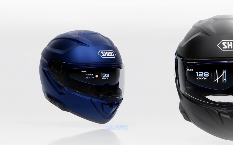 Batarya süresi de bu kaskın en çok merak edilen konularından biri. GT-Air 3 Smart’ın dahili sistemi ortalama olarak 10 saatten uzun kullanım süresi sunuyor. HUD ekranı ve interkom modu birlikte kullanılsa bile yüksek verimlilik elde ediliyor. Kaskın ağırlığı ise teknolojiye rağmen yaklaşık 1700 gram seviyesinde tutulmuş, bu da günümüz akıllı kasklarından beklenen ağırlık değerleriyle oldukça uyumlu. Renk ve beden seçeneklerinde ise S’ten XXL’a kadar geniş bir aralık sunuluyor. Mat siyah, mat metalik gri, mat mavi gibi modern renklerin yanında daha klasik tonlar da tercih edilebiliyor. Bu da kullanıcıların hem stiline hem motosikletinin renklerine uygun bir seçenek bulmasını kolaylaştırıyor. Peki bu kask Türkiye’ye gelir mi? Shoei’nin Türkiye distribütörlüğü aktif olduğu için GT-Air 3 Smart’ın ülkemize gelmesi büyük olasılık. Ancak HUD teknolojisi ve entegre yazılım sistemleri nedeniyle fiyatının oldukça yüksek olması bekleniyor. Avrupa fiyatları göz önüne alındığında Türkiye pazarına giriş yaptığında premium segmentte konumlanacağı neredeyse kesin. Yine de motosiklet topluluğu içinde HUD teknolojisine sahip bu tür modellerin ciddi ilgi göreceği bir gerçek. Özellikle navigasyon kullanan sürücüler, uzun yol yapanlar ve teknolojiyi seven kullanıcılar için büyük bir yenilik niteliği taşıyor.