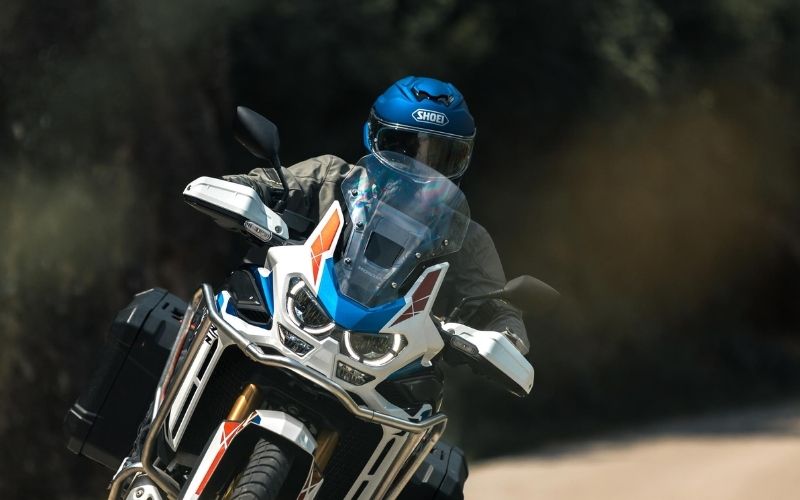 Shoei GT-Air-3 Türkiye’ye Gelir mi? Fiyatı Ne Olabilir?  Shoei ürünleri hâlihazırda Türkiye’de satıldığı için GT-Air 3 Smart’ın da ülkemize gelme ihtimali oldukça yüksek. Ancak HUD teknolojisi ve entegre yazılım sistemleri nedeniyle fiyatının premium seviyenin üzerinde olması bekleniyor. Avrupa fiyatı göz önüne alındığında Türkiye’deki vergilerle birlikte ciddi bir fiyat etiketine sahip olacağı tahmin ediliyor.