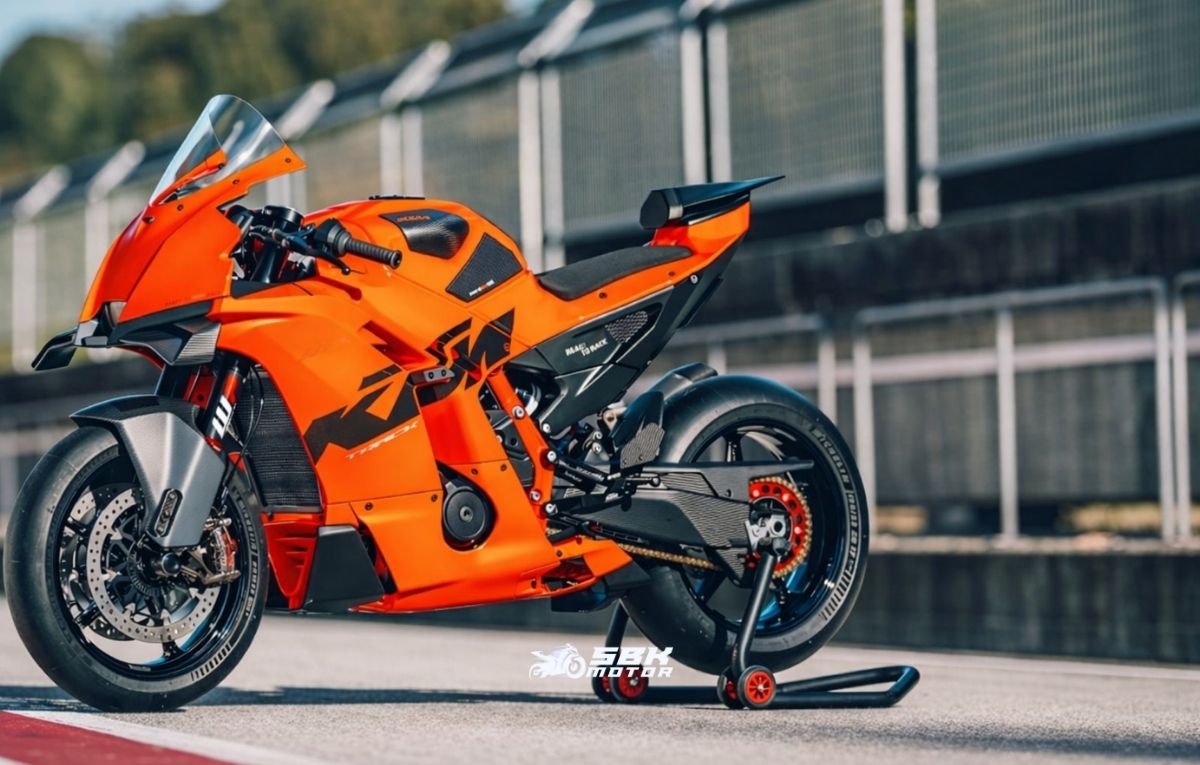 KTM RC 490 İncelemesi: Teknik Özellikler, Rakip Karşılaştırması ve Türkiye’ye Geliş Tarihi KTM RC 490 hakkında tüm merak edilenler burada. Teknik özellikleri, tasarımı, performansı ve CF Moto 450 SR, Honda CBR500R, KTM RC390 ve Aprilia RS457 ile detaylı karşılaştırması. KTM RC 490 Türkiye’ye ne zaman gelecek, beklentiler neler?